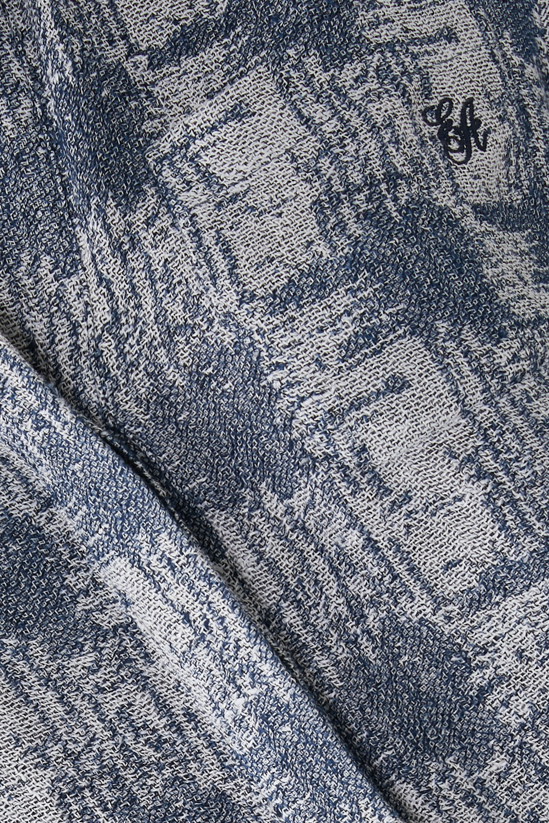 قميص بشعار الماركة المطرز على الصدر