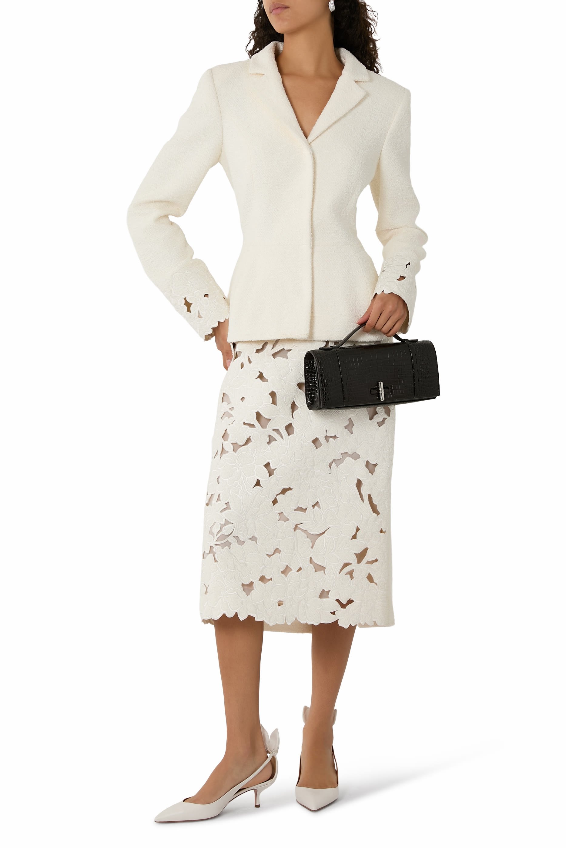 تنورة متوسطة الطول بفتحات وتطريزات تويد