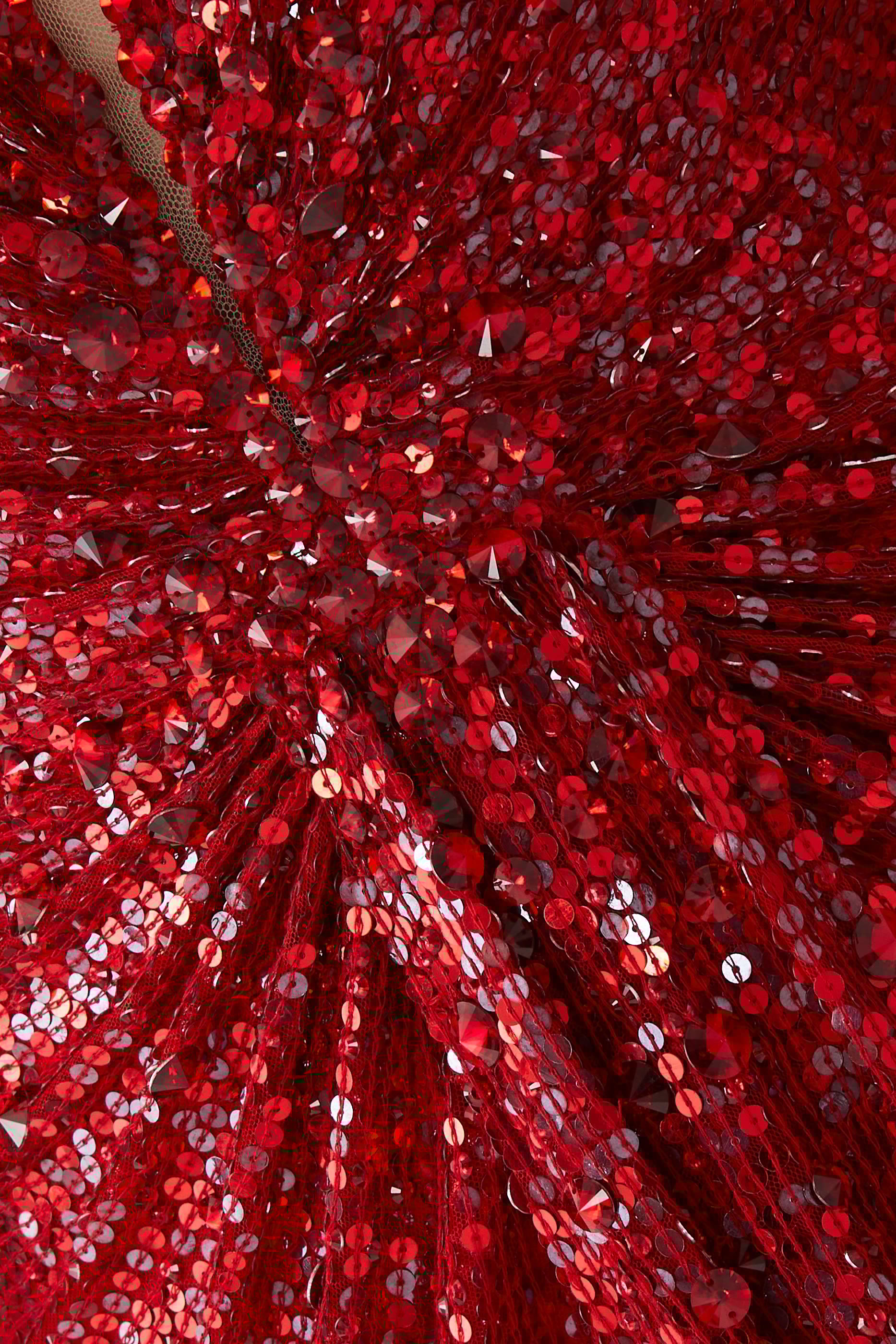 فستان سهرة لوار بتطرزلت وياقة على شكل حرف V وأكمام كاب