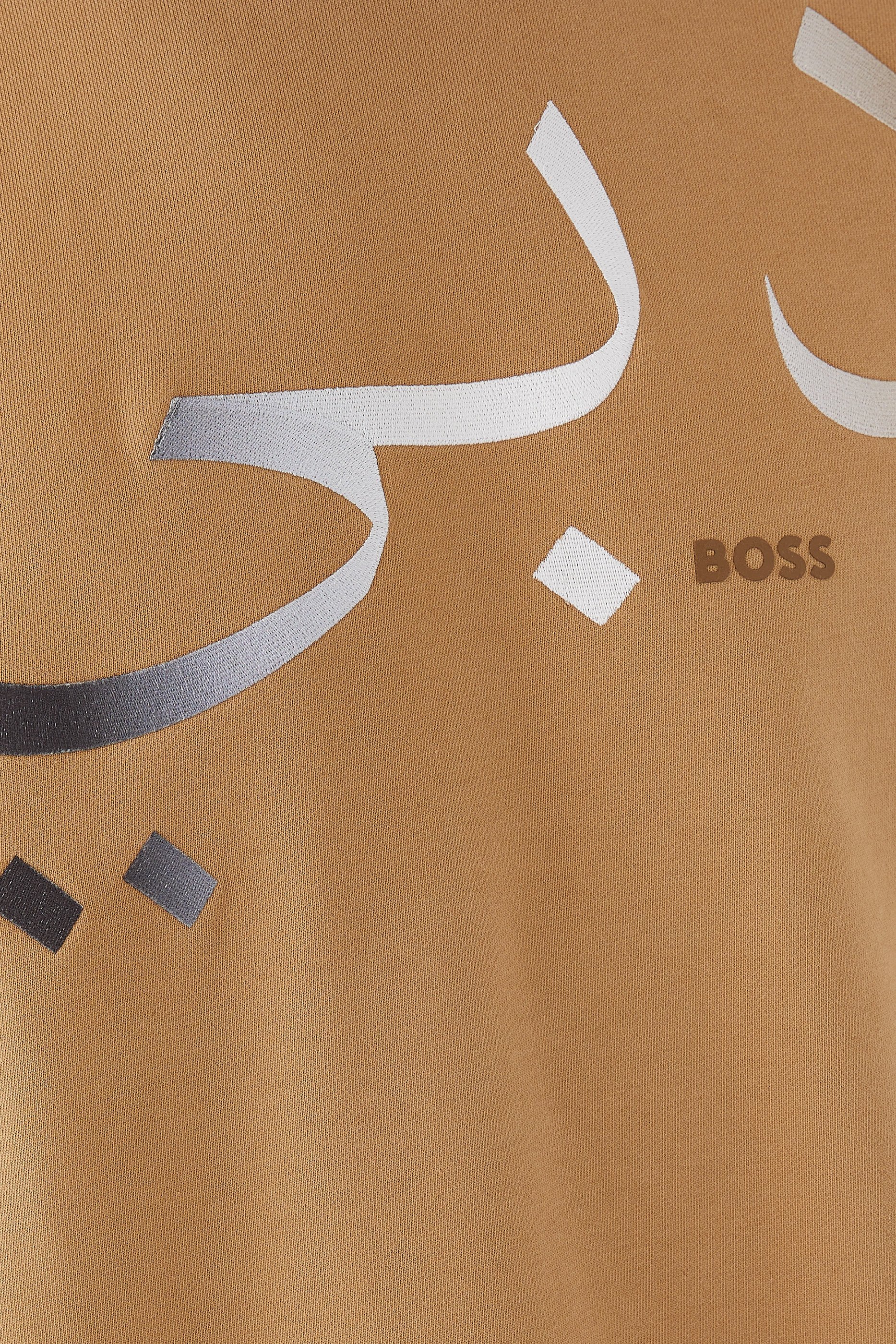 سويت شيرت x دبي هالا بياقة ضيقة