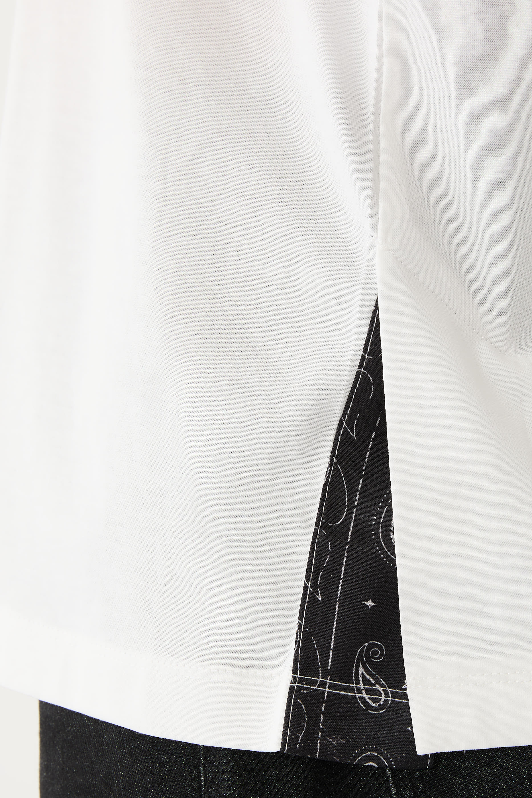 تيشيرت بأكمام قصيرة