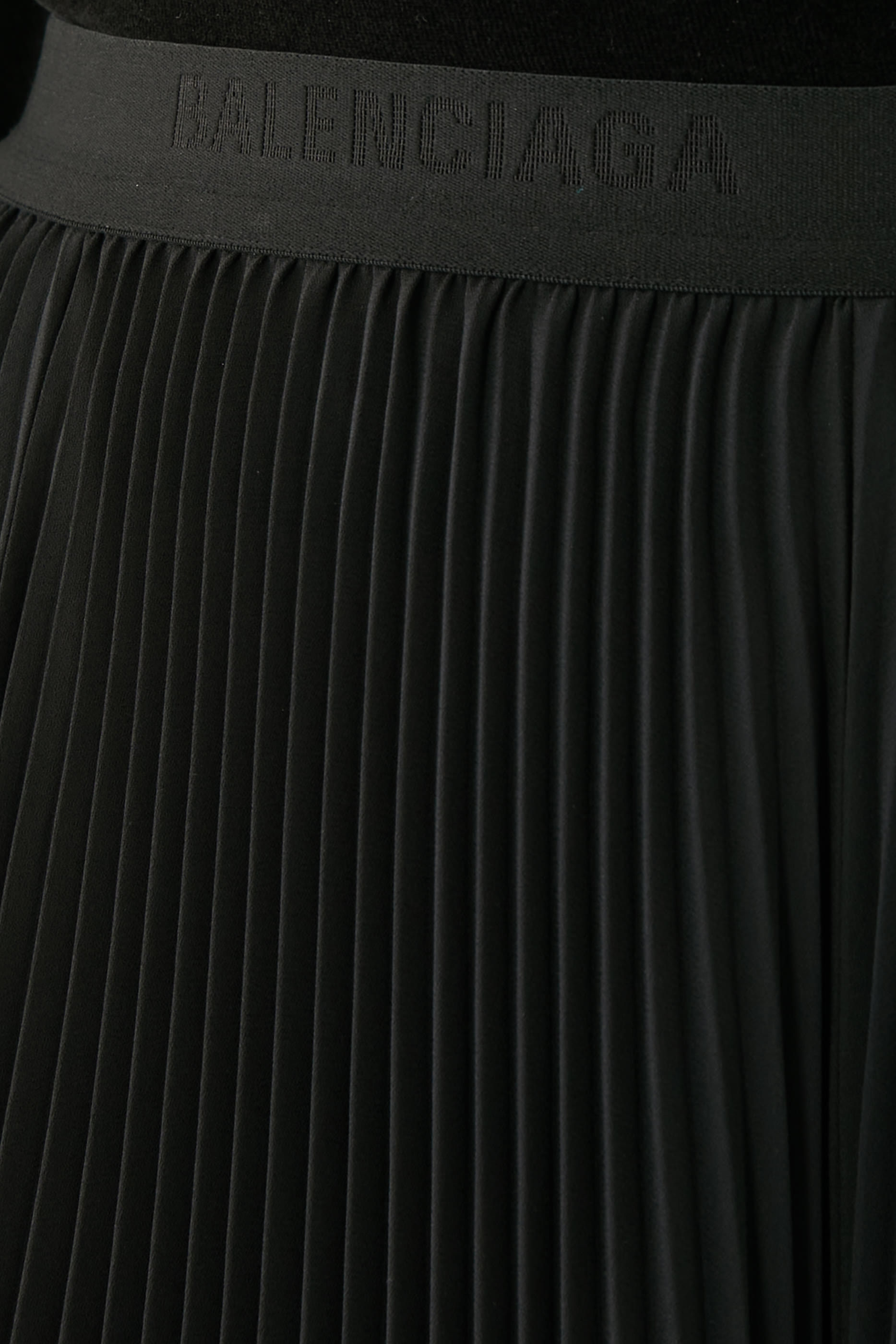 تنورة متوسطة الطول بطيات