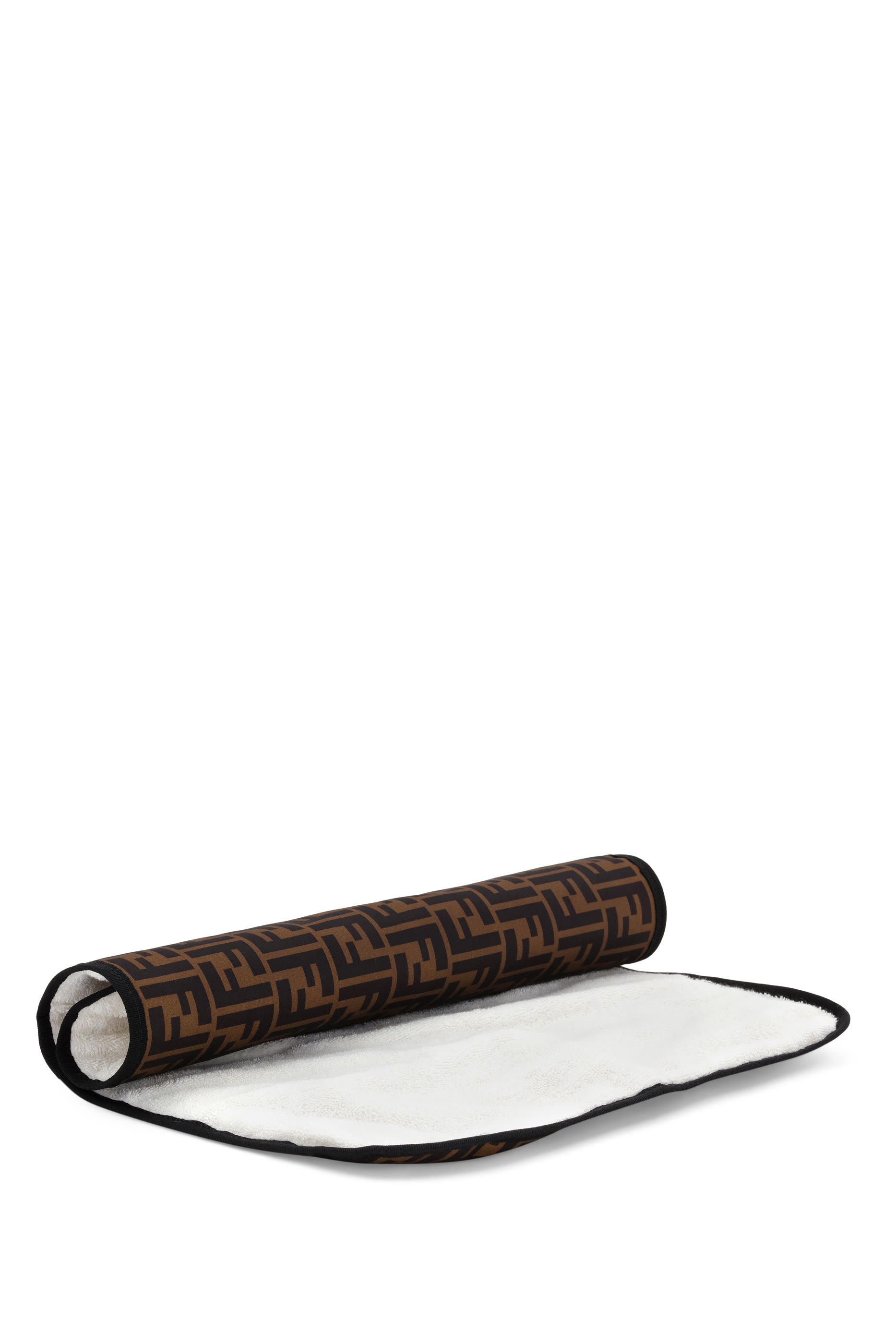 حقيبة تغيير الحفاضات بشعار الماركة