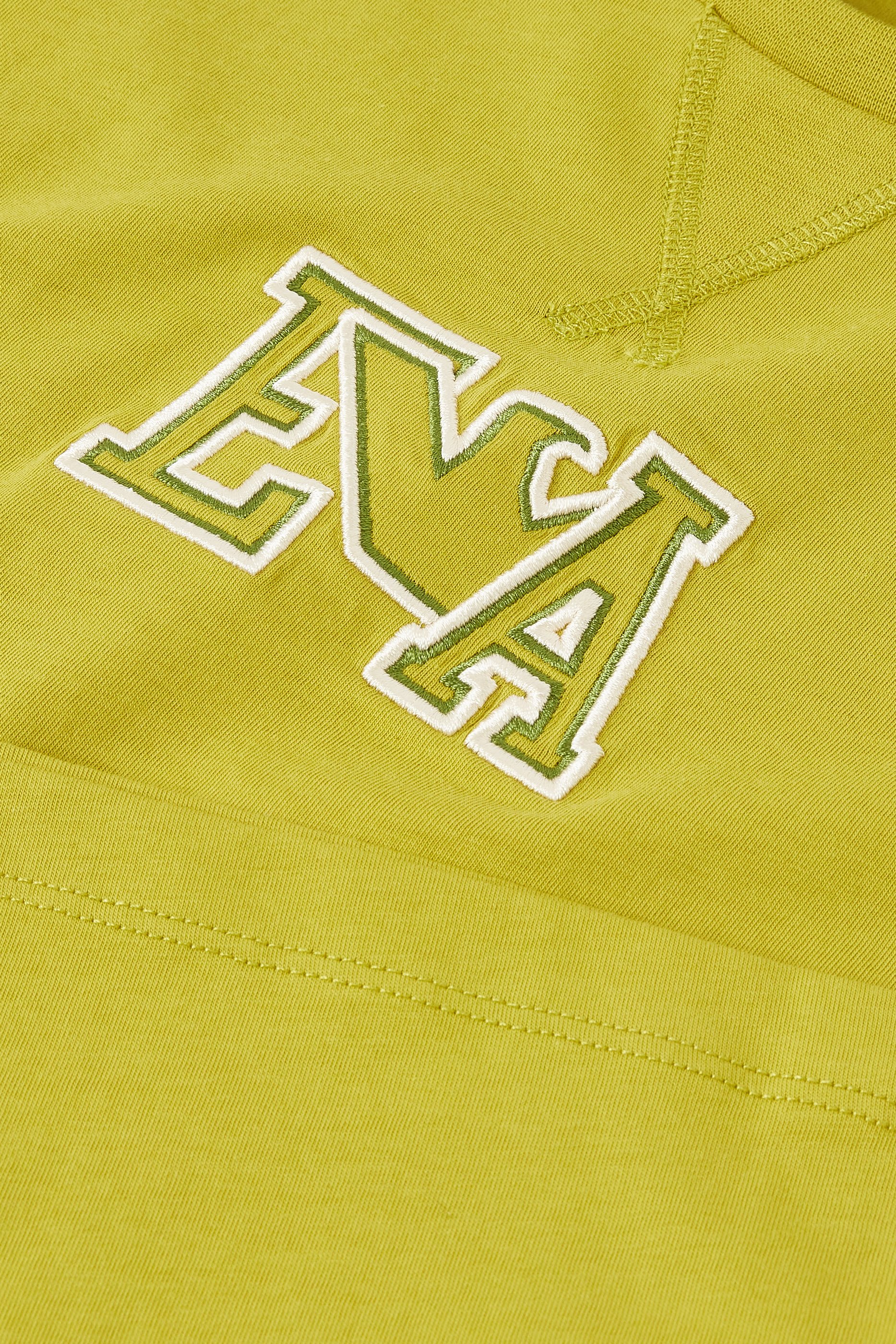 تيشيرت بشعار الماركة للأطفال