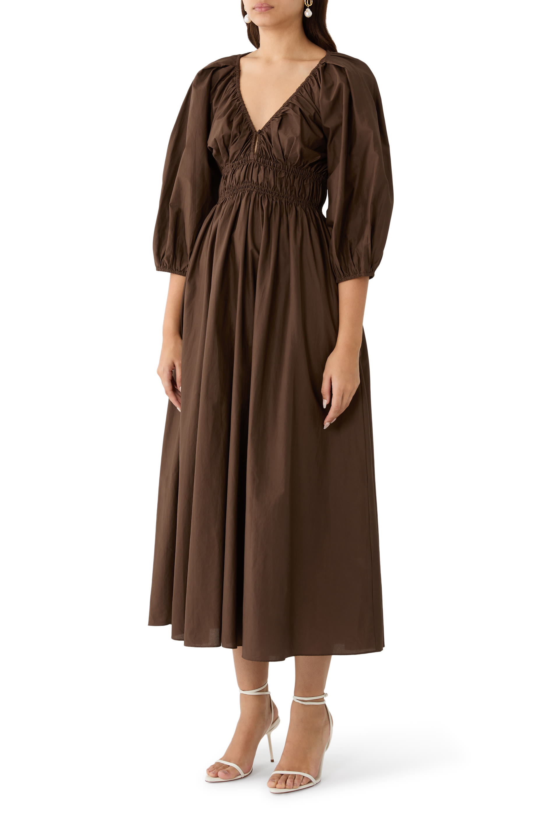 فستان بياقة عميقة وكشكش وأزرار