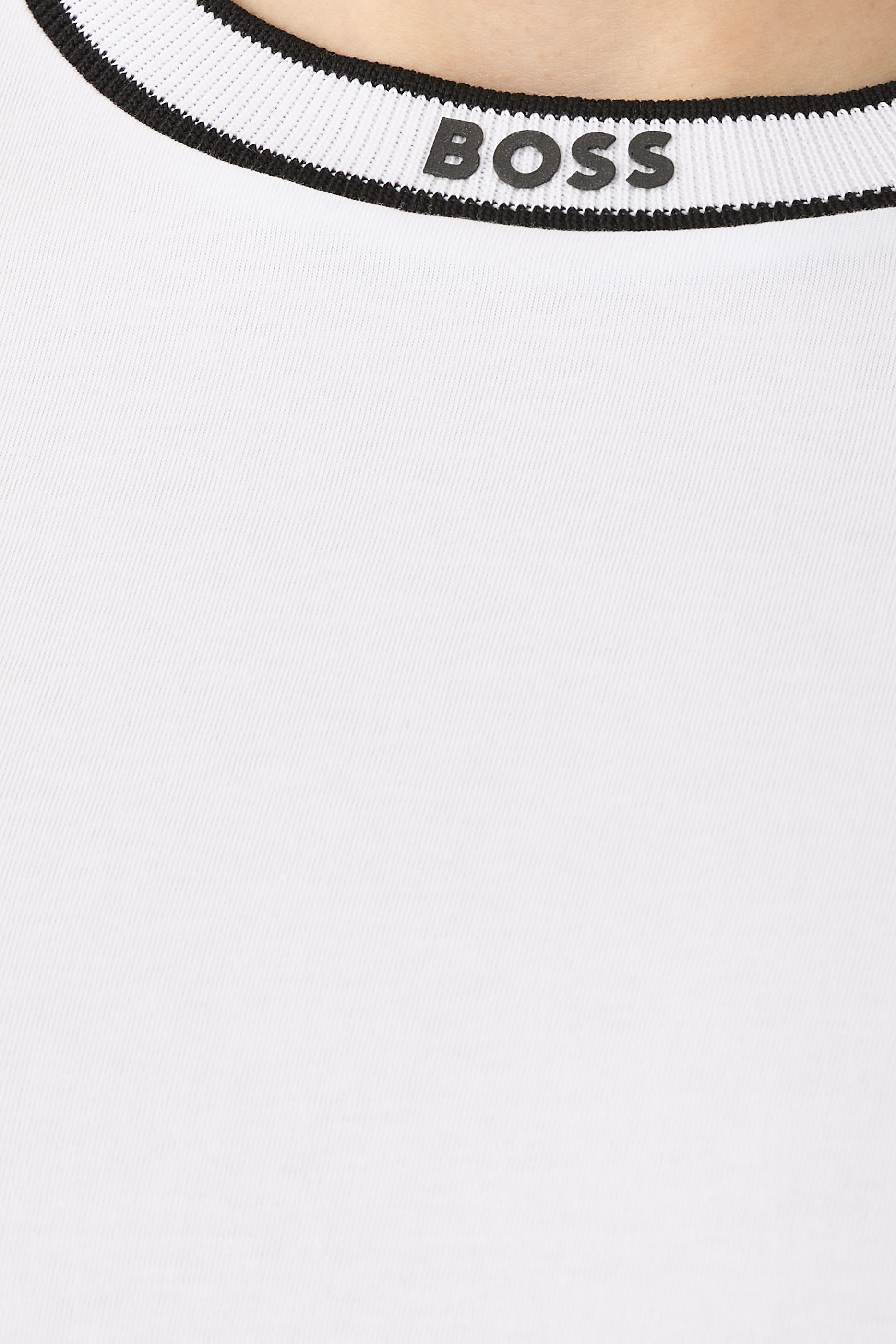 تيشيرت بياقة ضيقة وشعار الماركة قطن