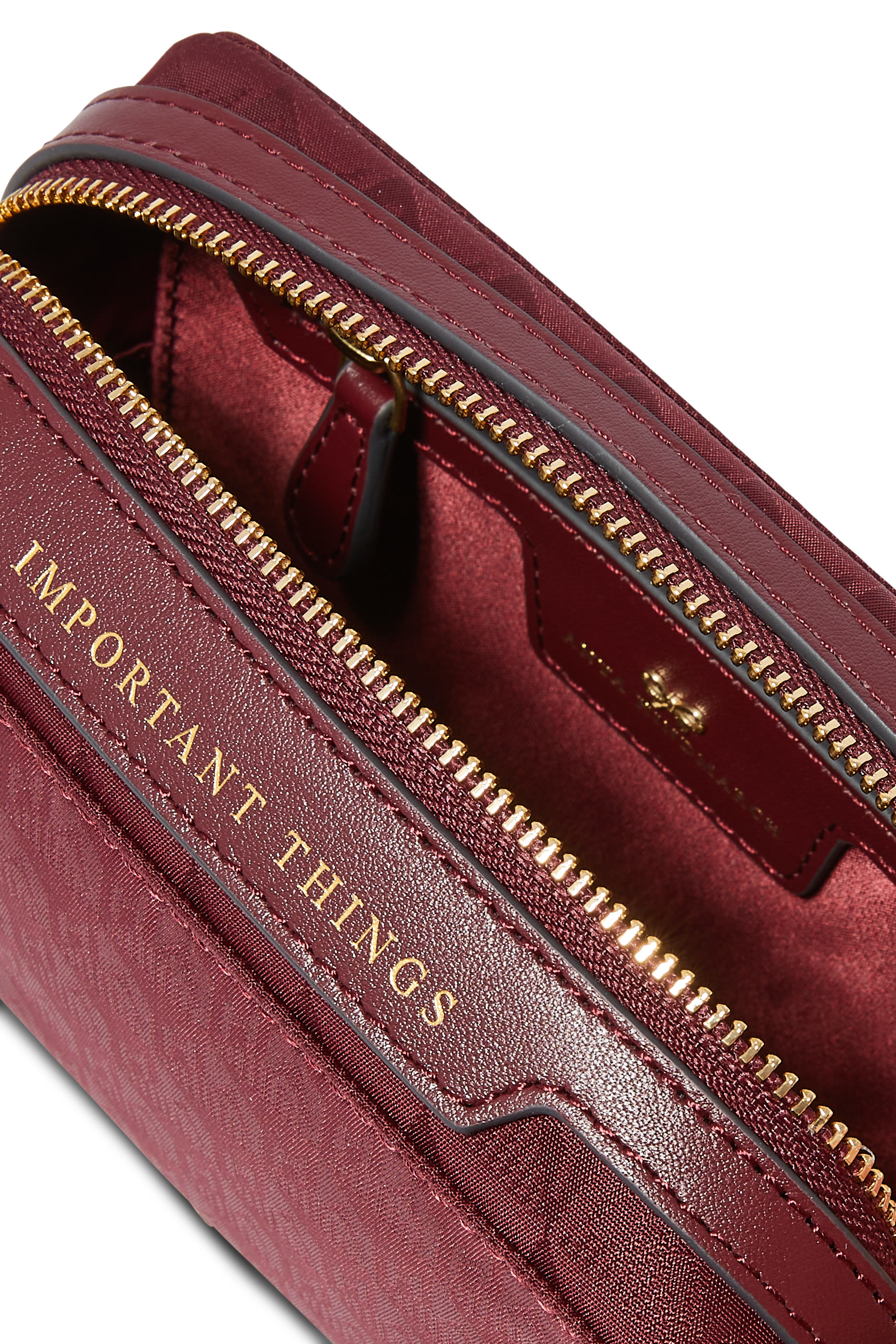 حقيبة صغيرة امبورتنت ثينجز بشعار الماركة