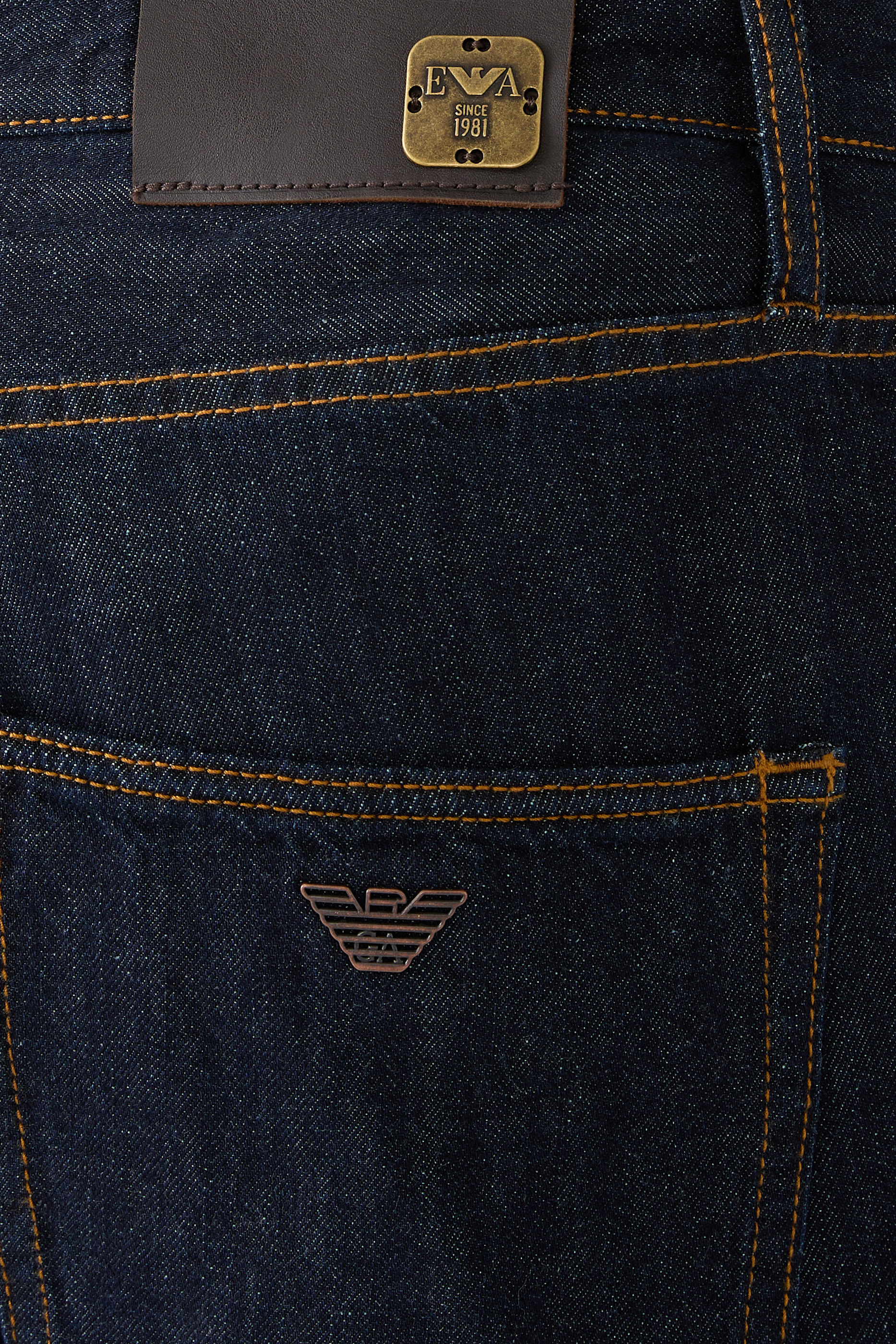 بنطال دنيم بقصة واسعة