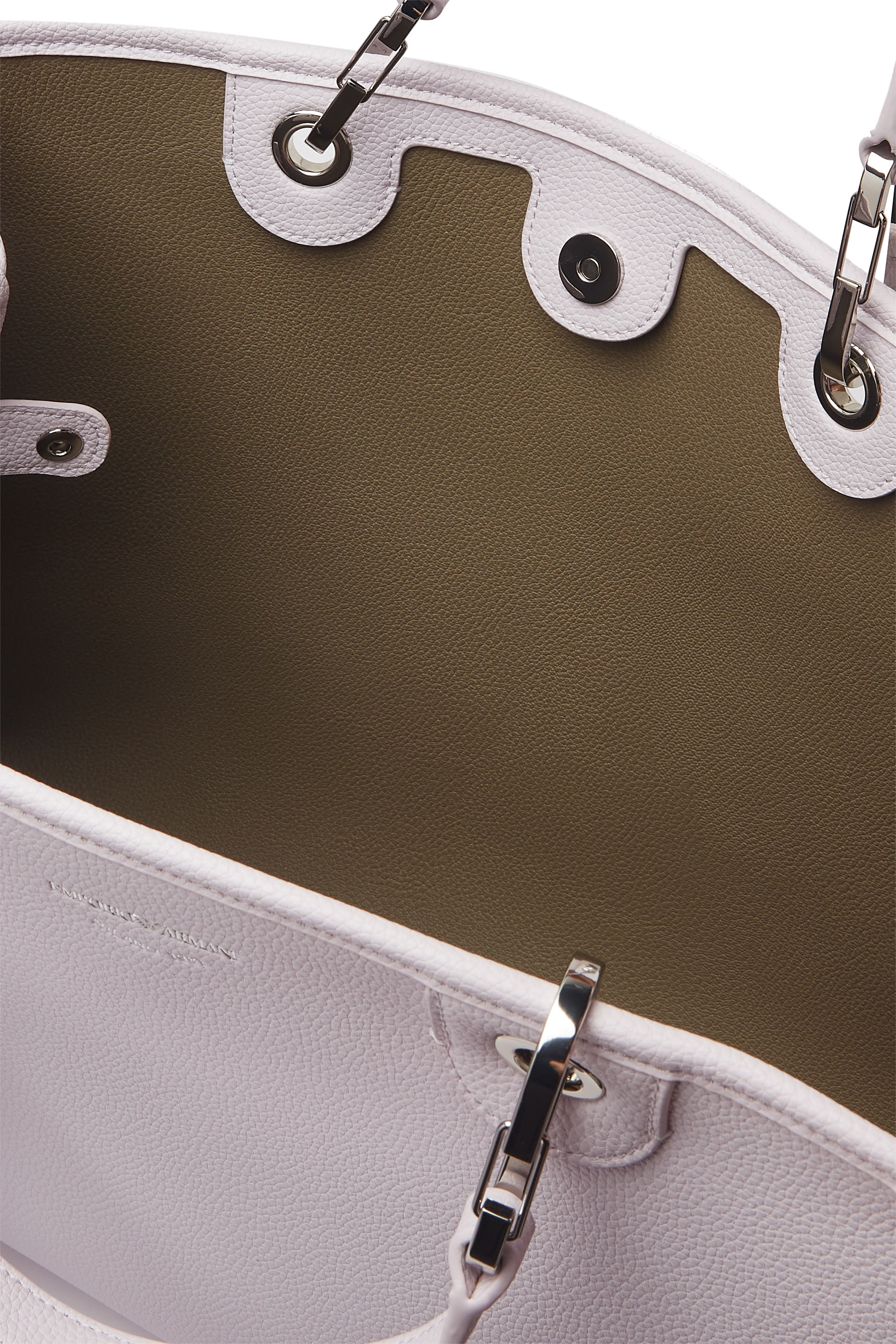 حقيبة يد بشعار الماركة