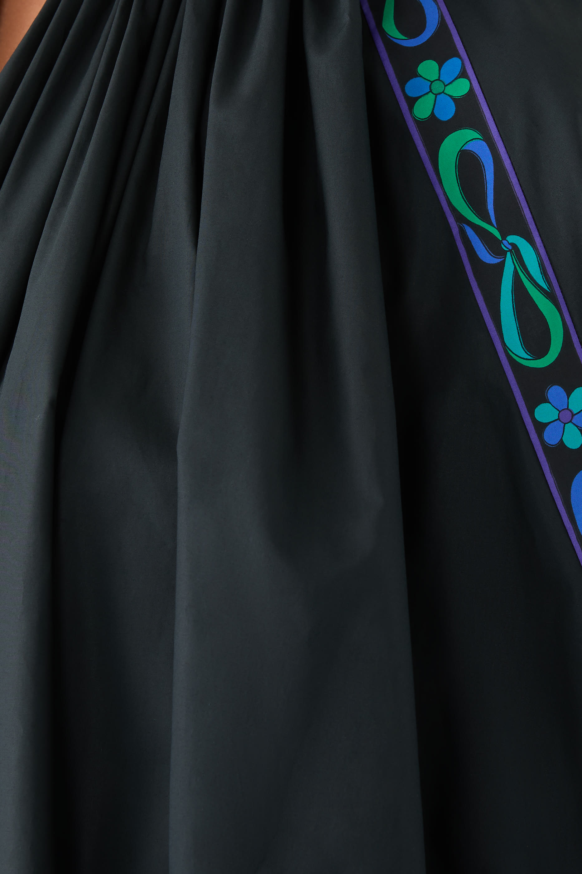 بلوزة بقصة واسعة بطبعات