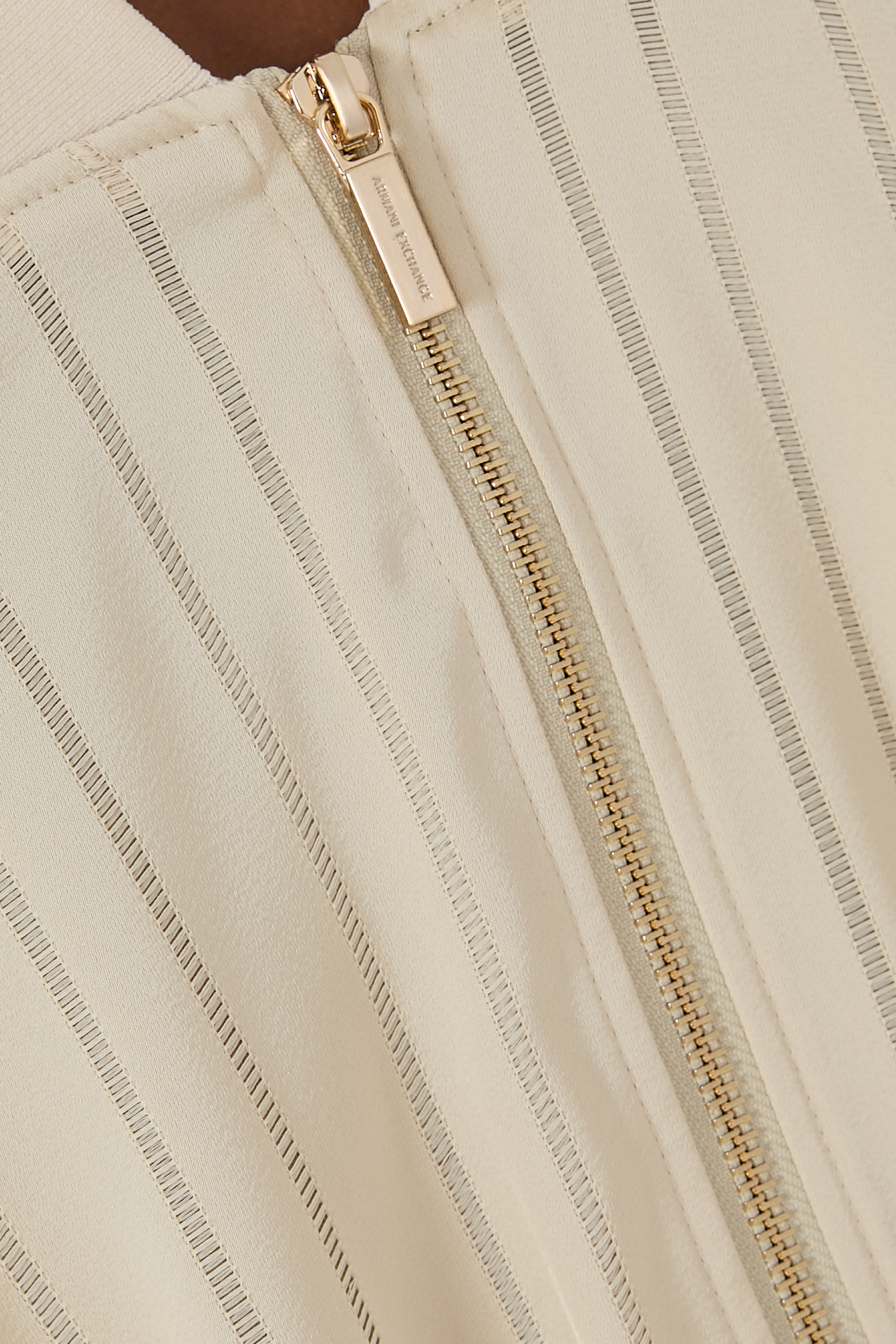 جاكيت فضفاض بنصف سحاب وشعار الماركة