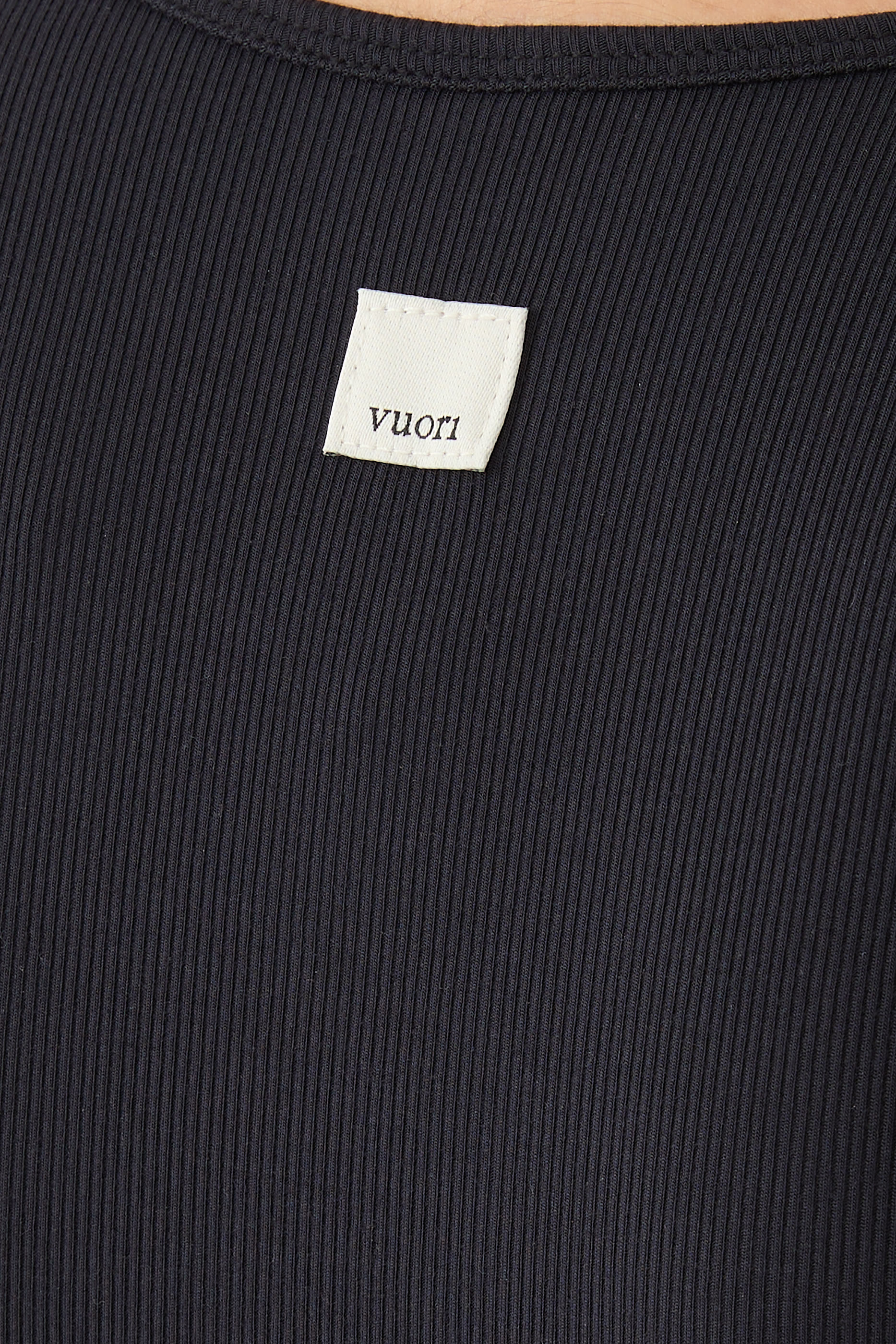 بلوزة بوز بليو بلا أكمام