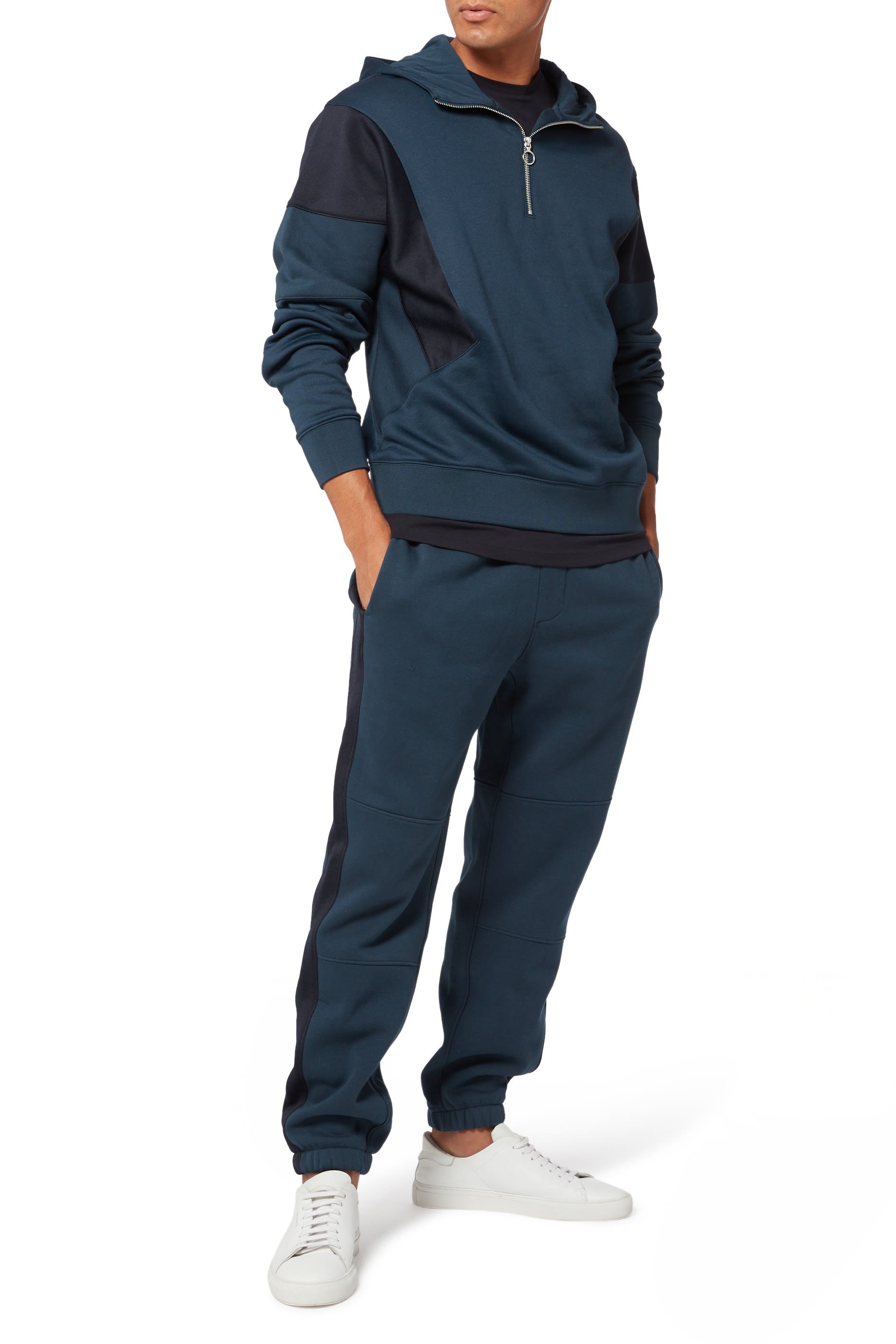 تيشيرت بشعار الماركة بتصميم دائري