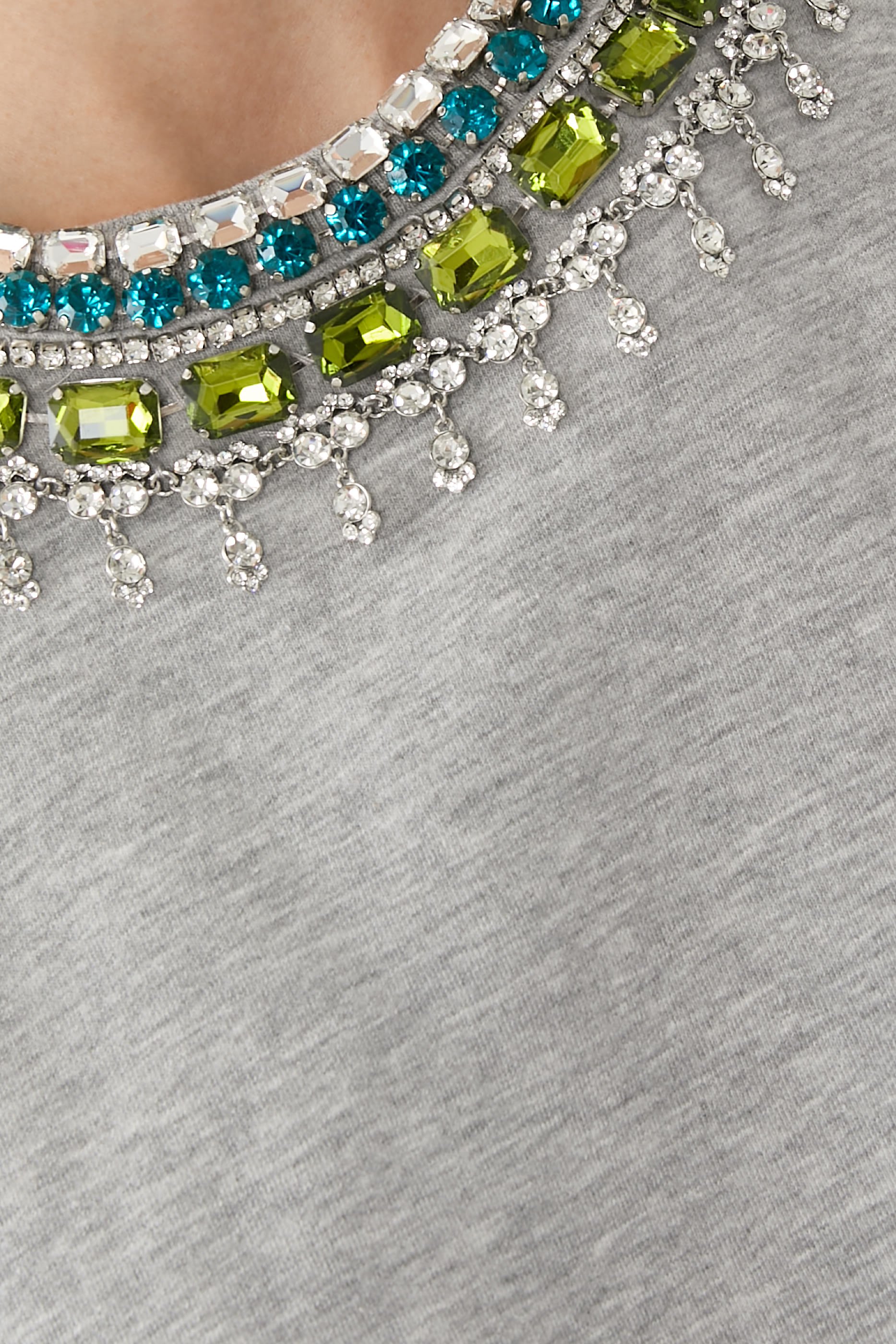 كنزة براندي مزينة بقلادات بتصميم مكدس