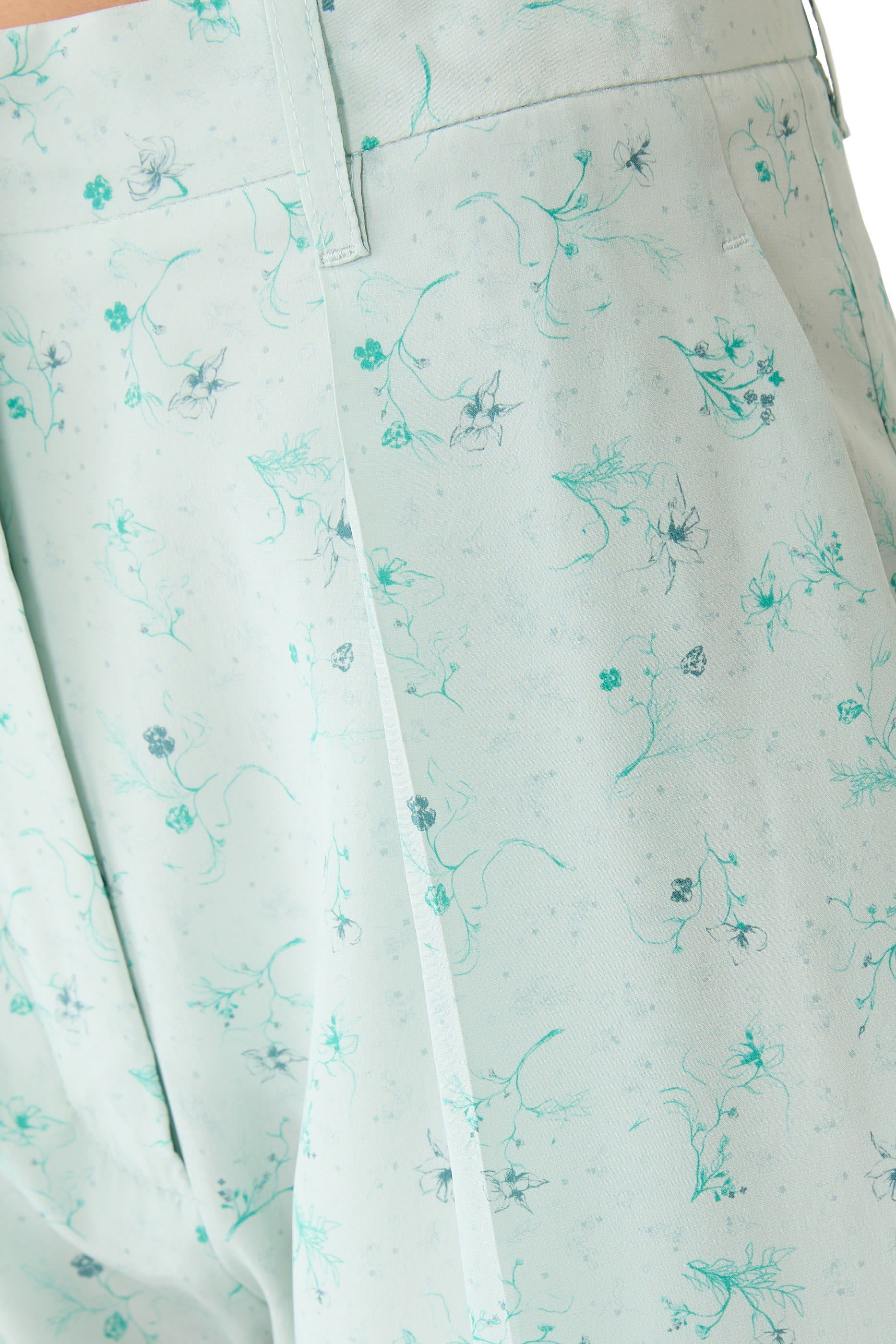 بنطال بقصة ساق واسعة