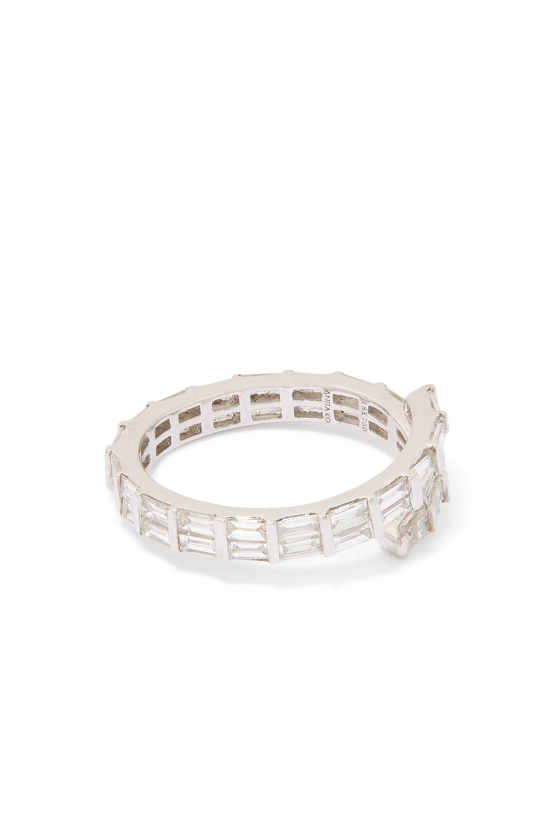 خاتم خنصر بتصميم ملفوف من طبقتين بماس مستطيل، ذهب أبيض عيار 18