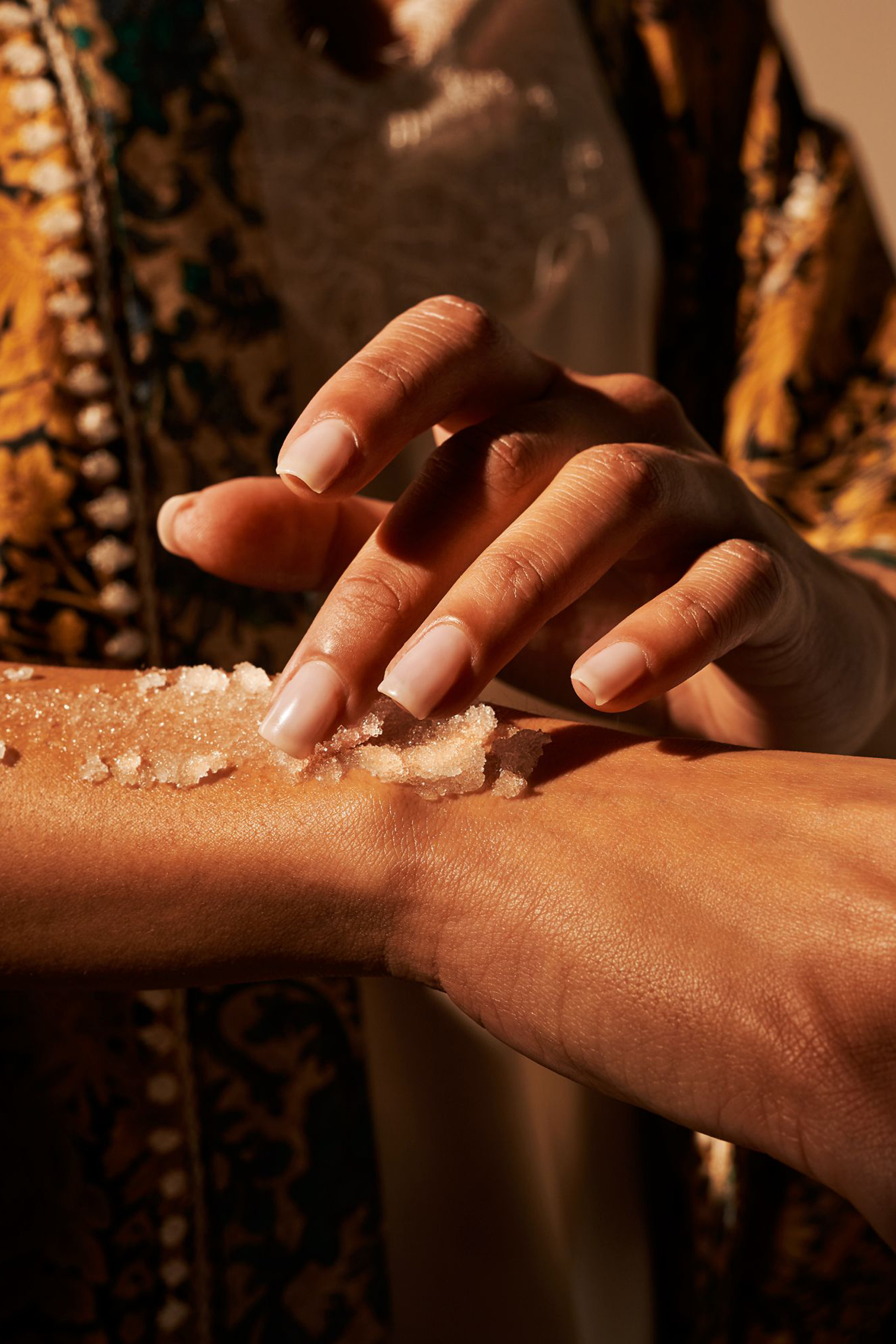 مقشر الجسم بالسكر بلاك عود اند باتشول- ذا ريتوال اوف عود