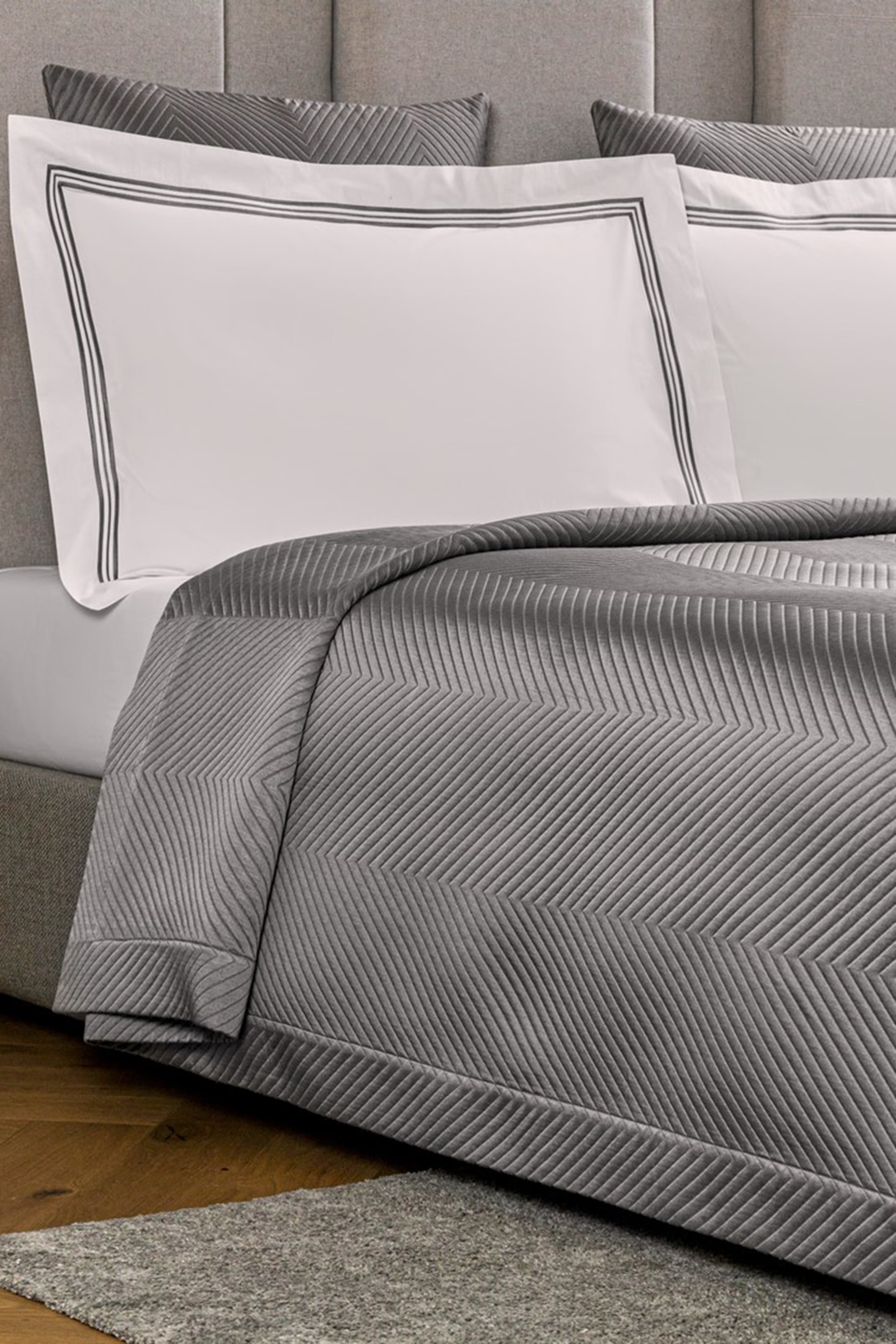 مفرش سرير لاكجري بنقشة هيرنغ بون