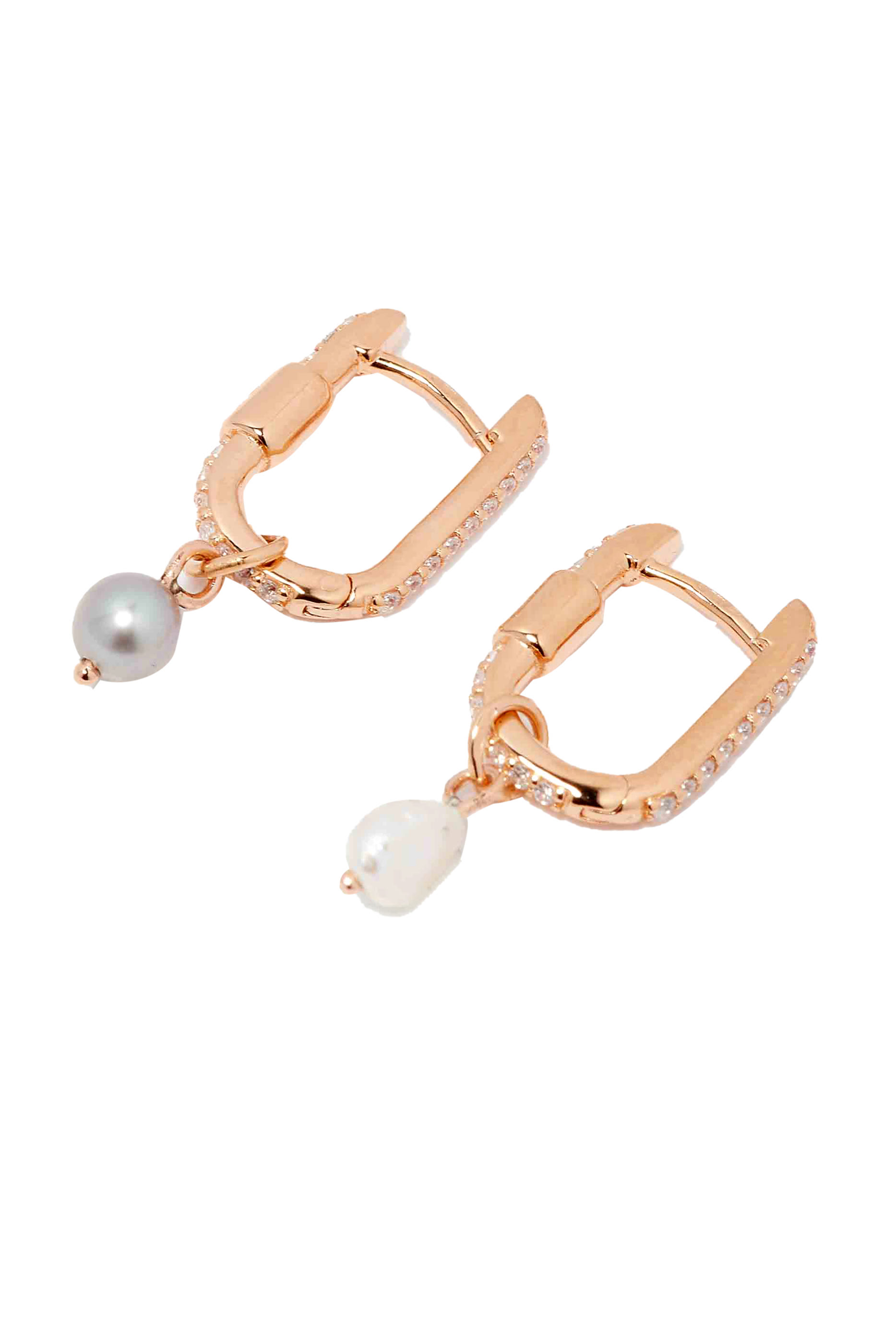 أقراط سانتيمانتل بشعار الماركة EA