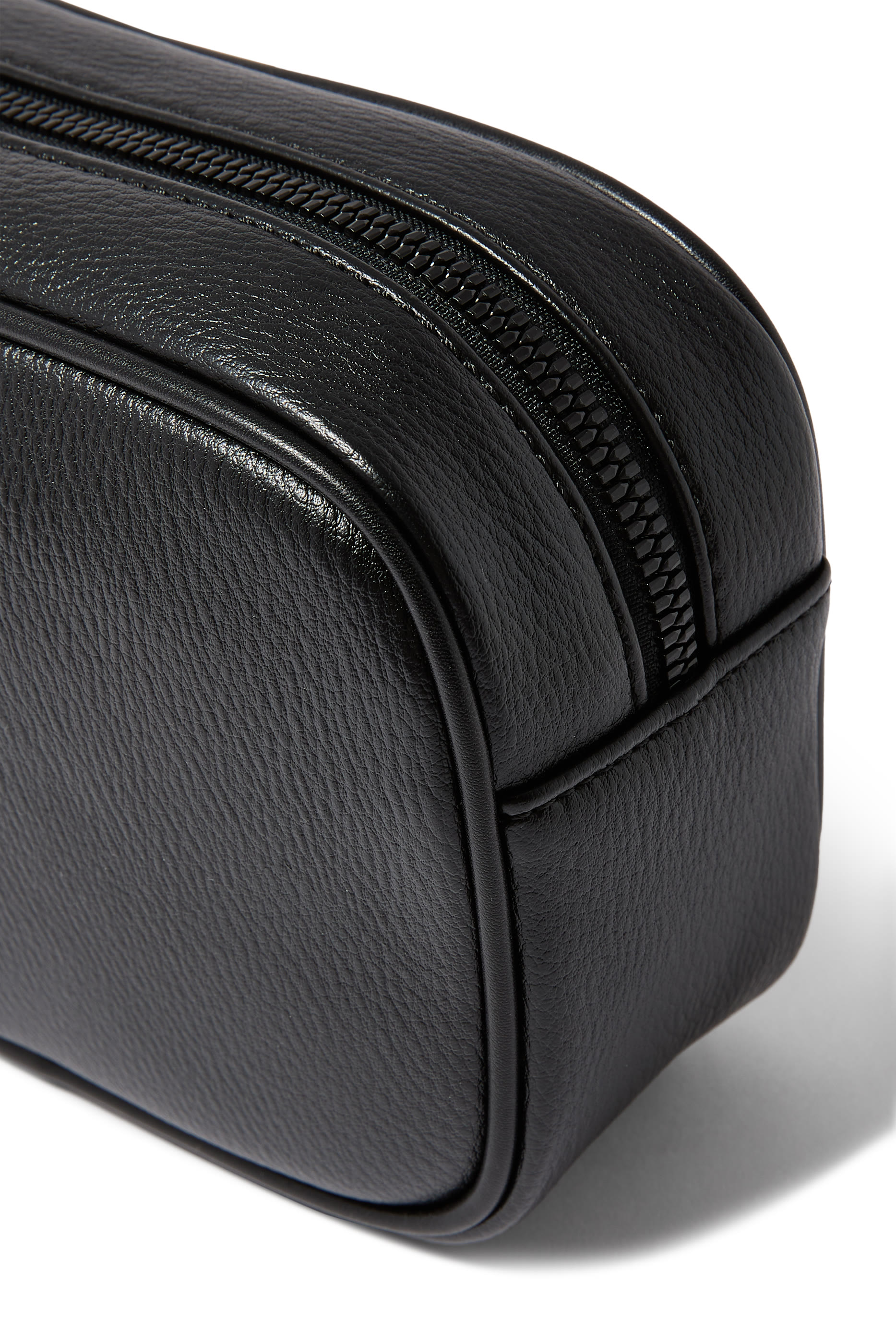 حقيبة مستحضرات عناية شخصية بشعار الماركة