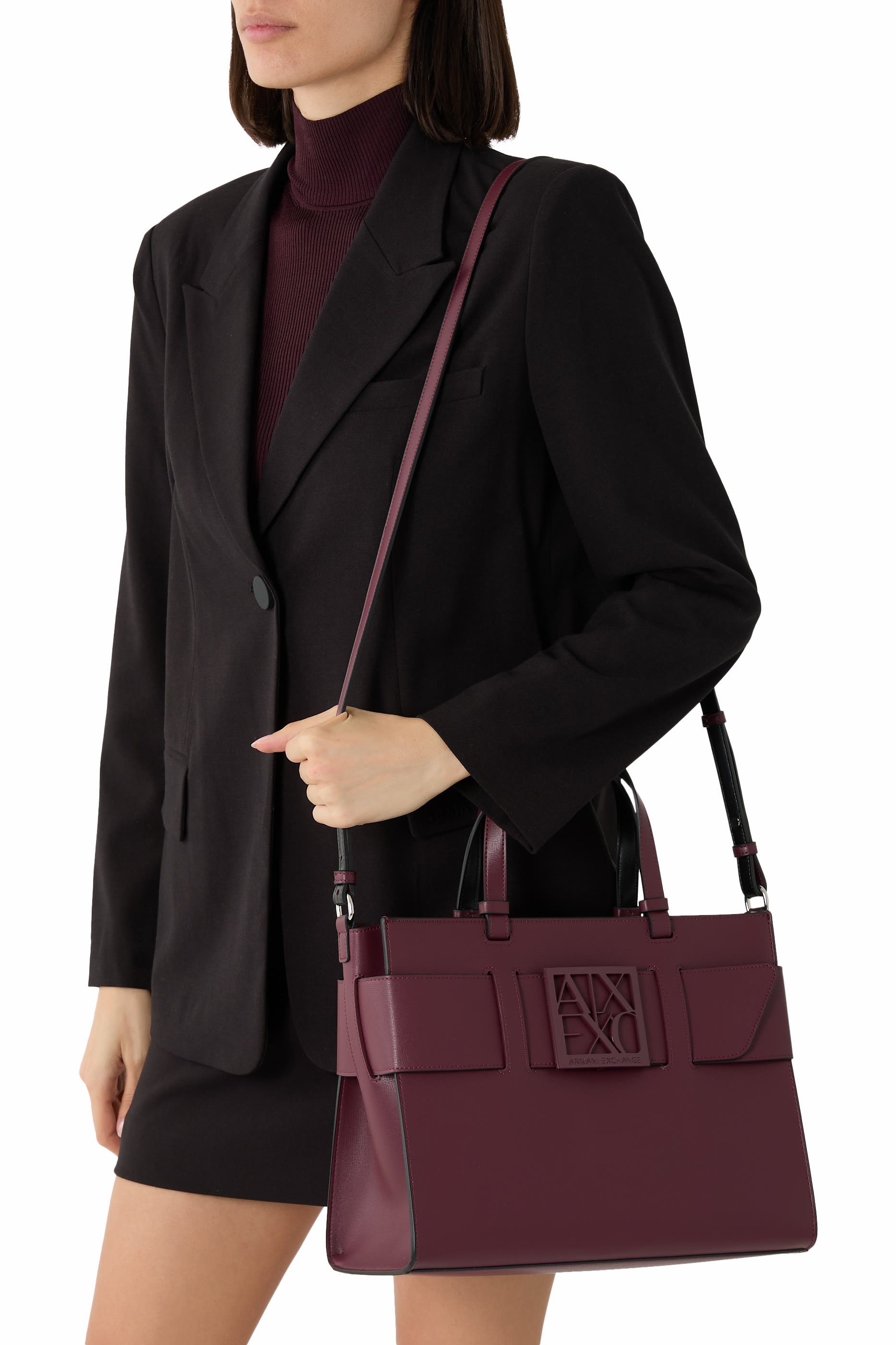 حقيبة يد كبيرة بحلية شعار الماركة