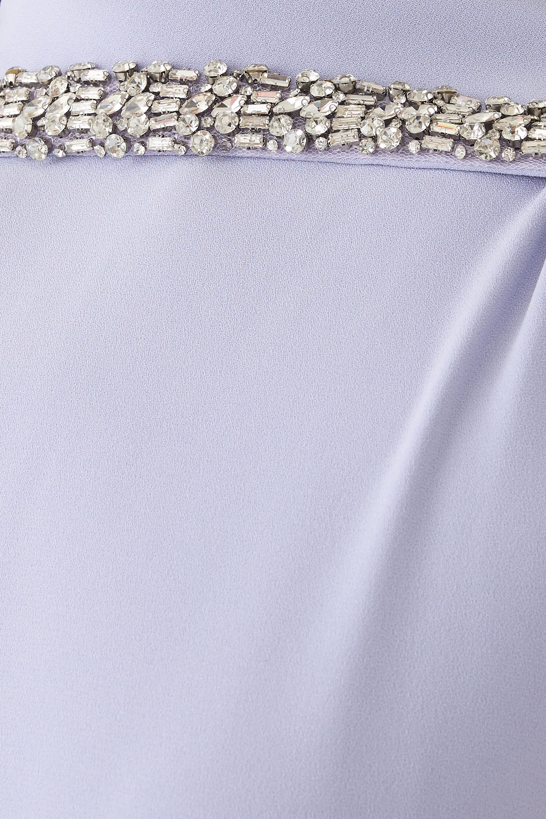 فستان سهرة بكاب وتطريزات ستان