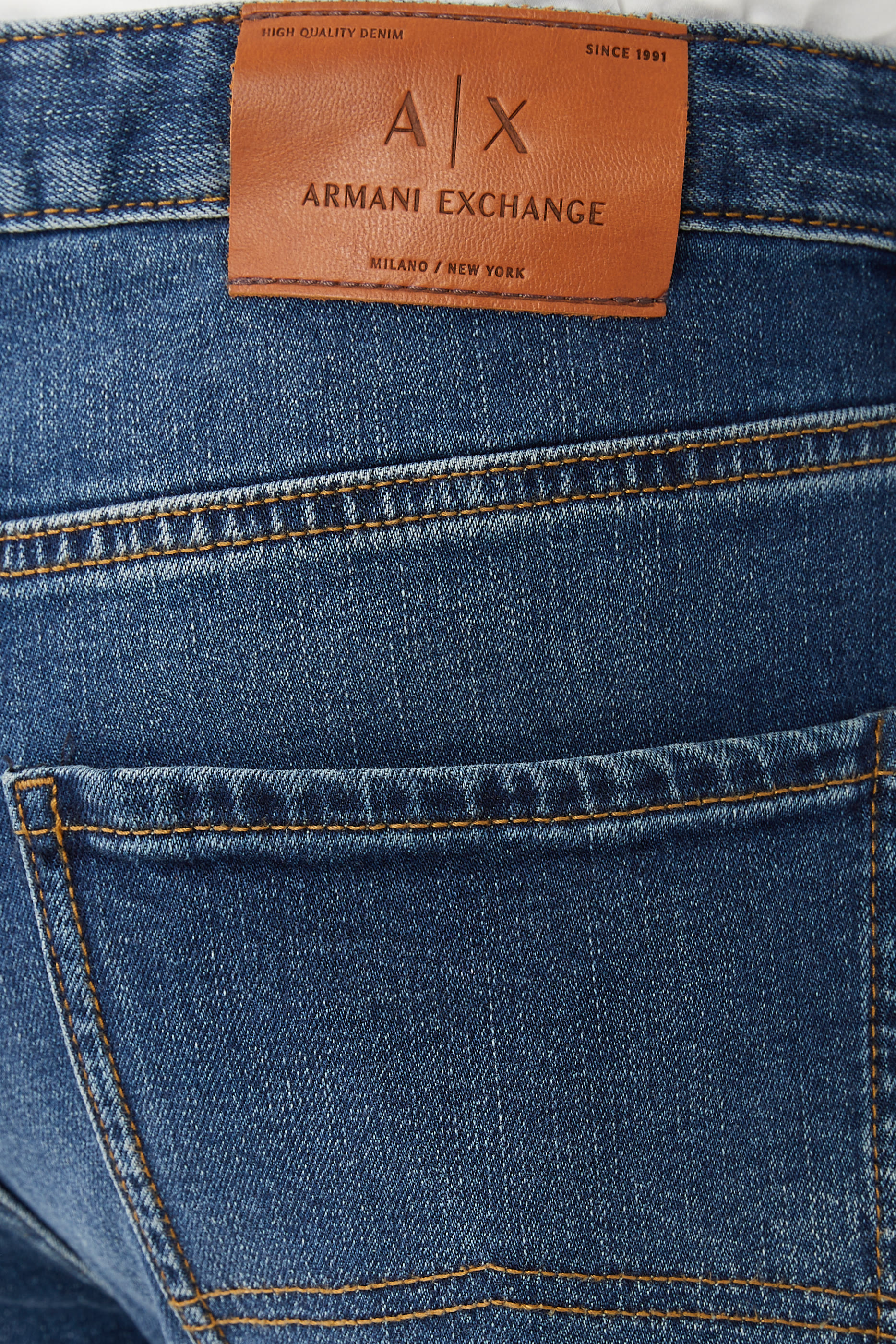 بنطال جينز بقصة ضيقة