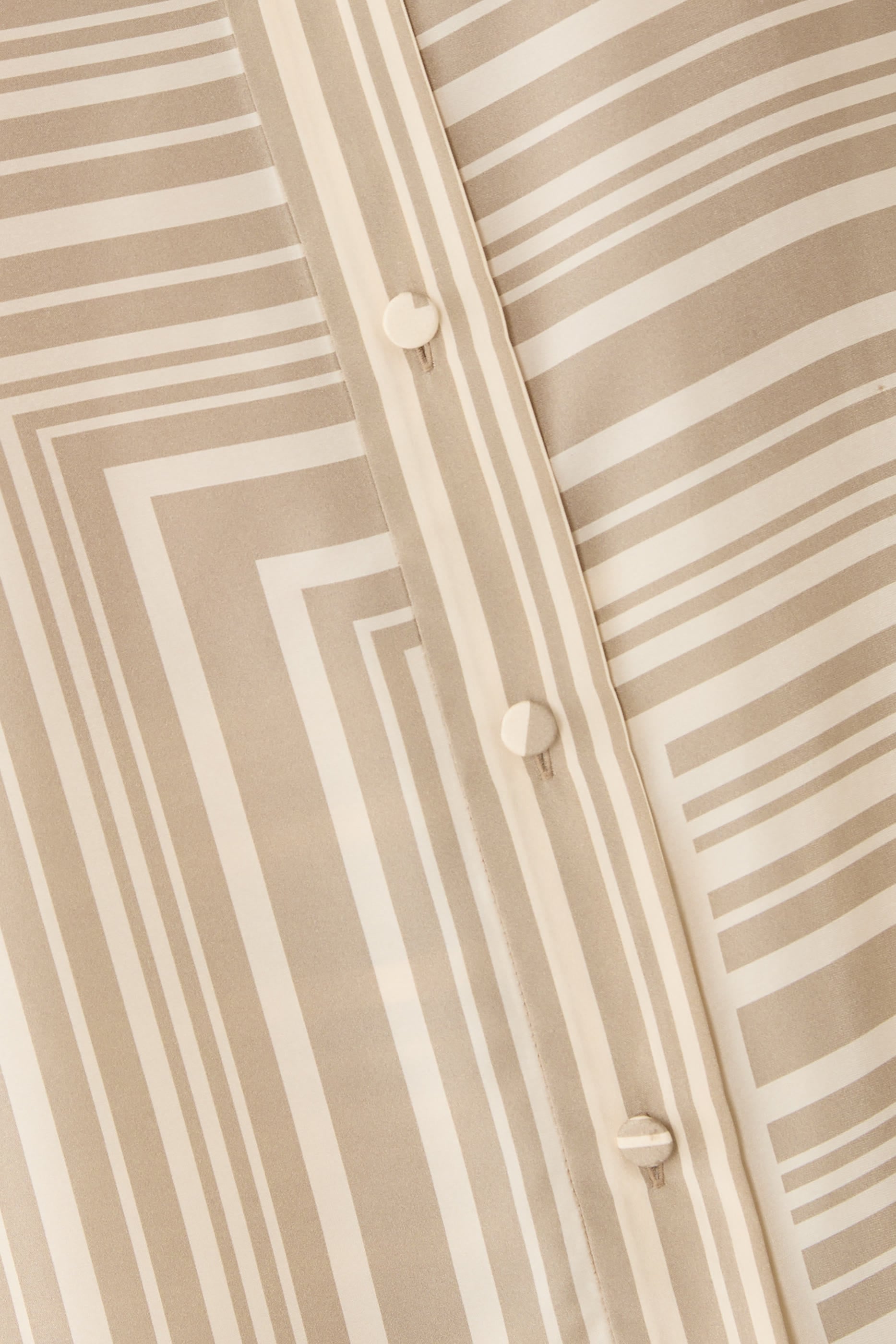 بلوزة اتلان بنقشة حرير