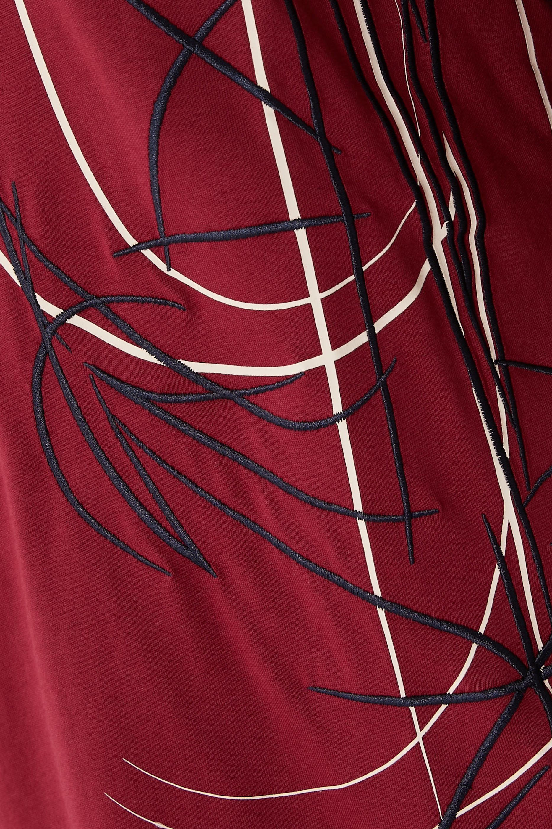 تيشيرت مزين بطبعة بشعار الماركة على الصدر الجانبي