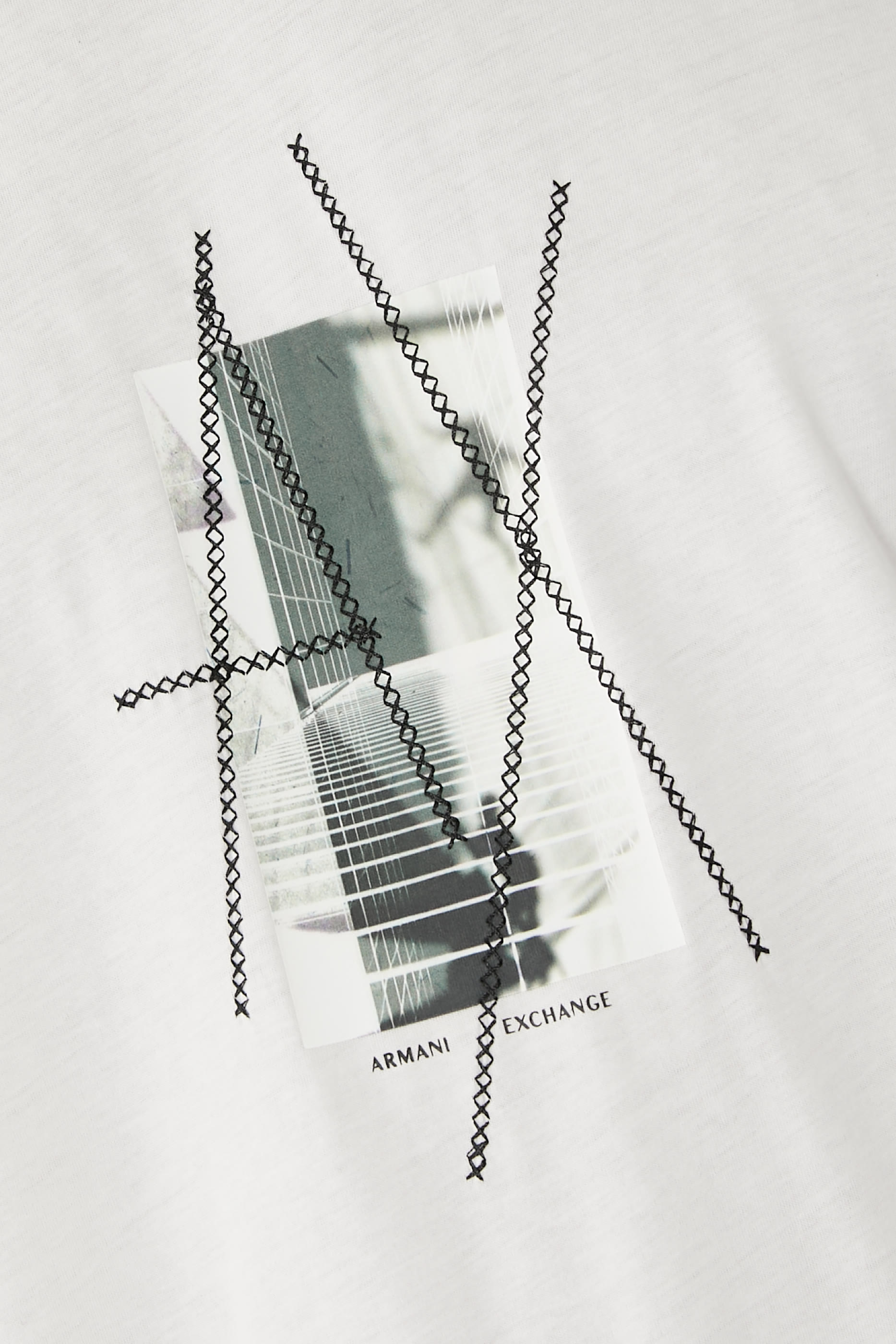  تيشيرت بقصة عادية مزين بطبعة غرافيكية