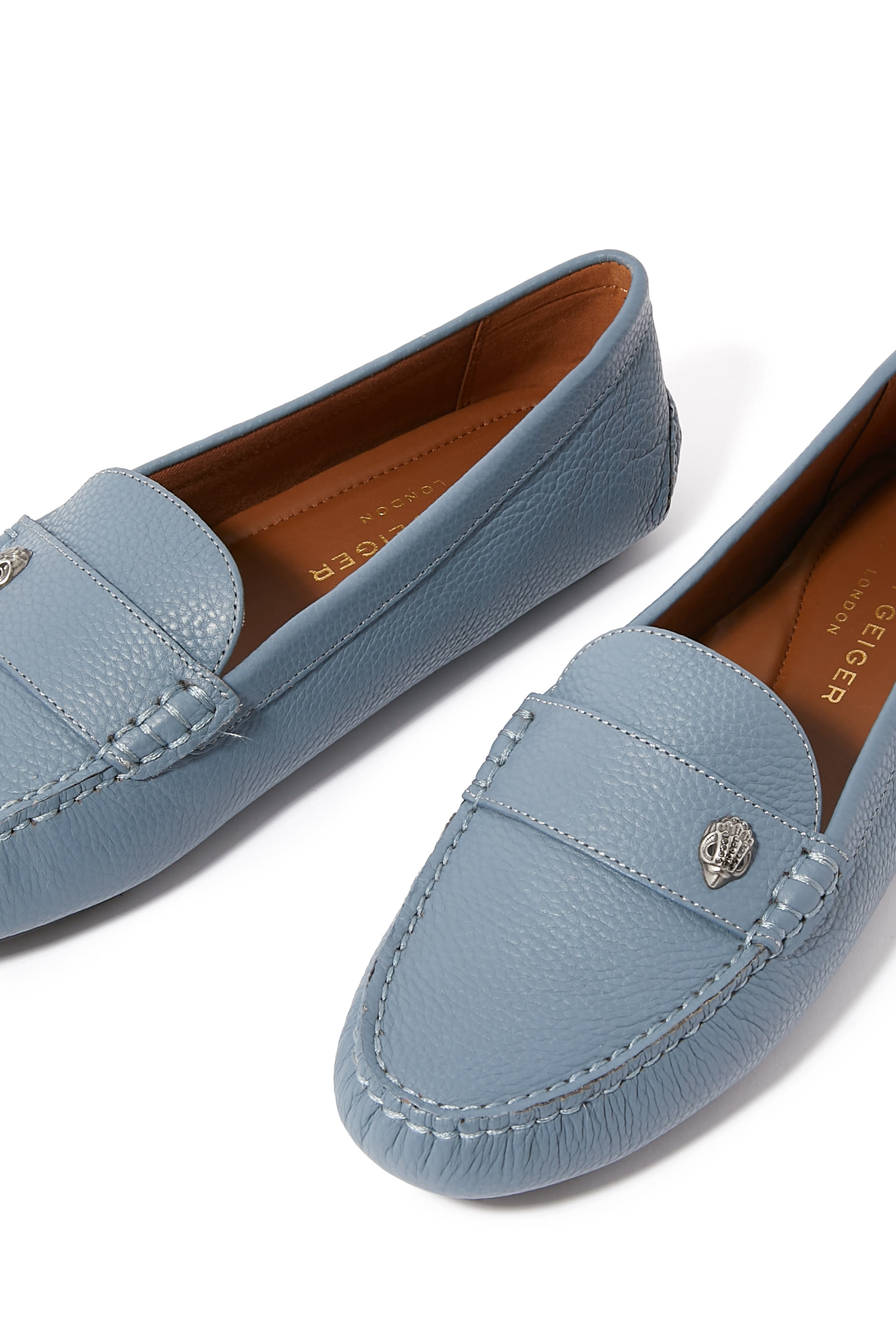 حذاء سهل الارتداء بحلية شعار الماركة