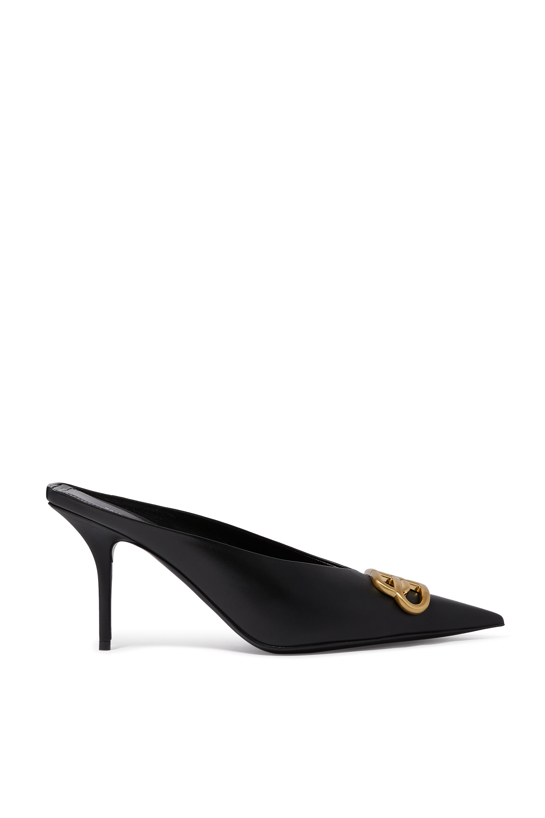 حذاء مفتوح من الخلف بكعب مربع رفيع وشعار BB