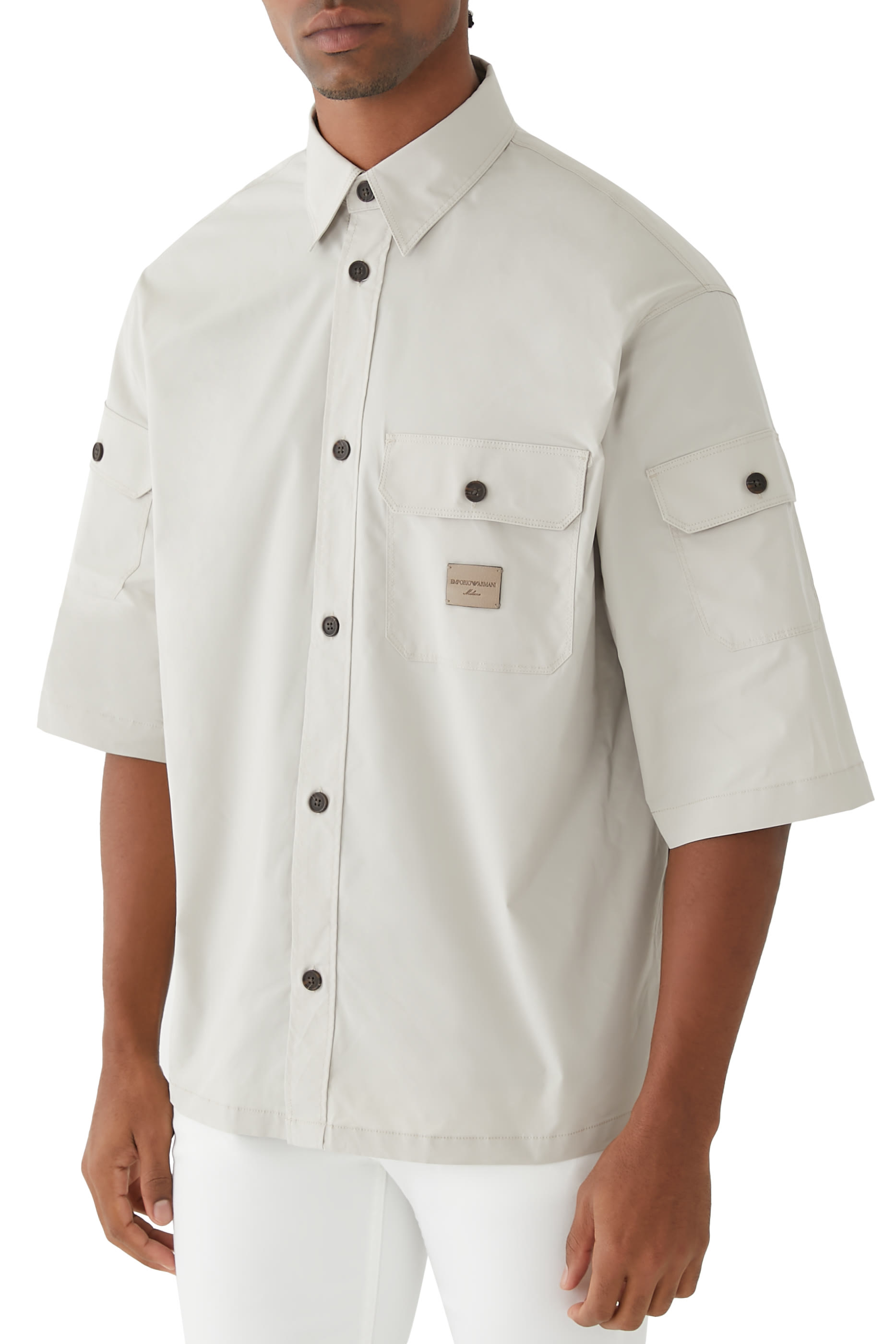 قميص بأكمام قصيرة ورقعة شعار الماركة