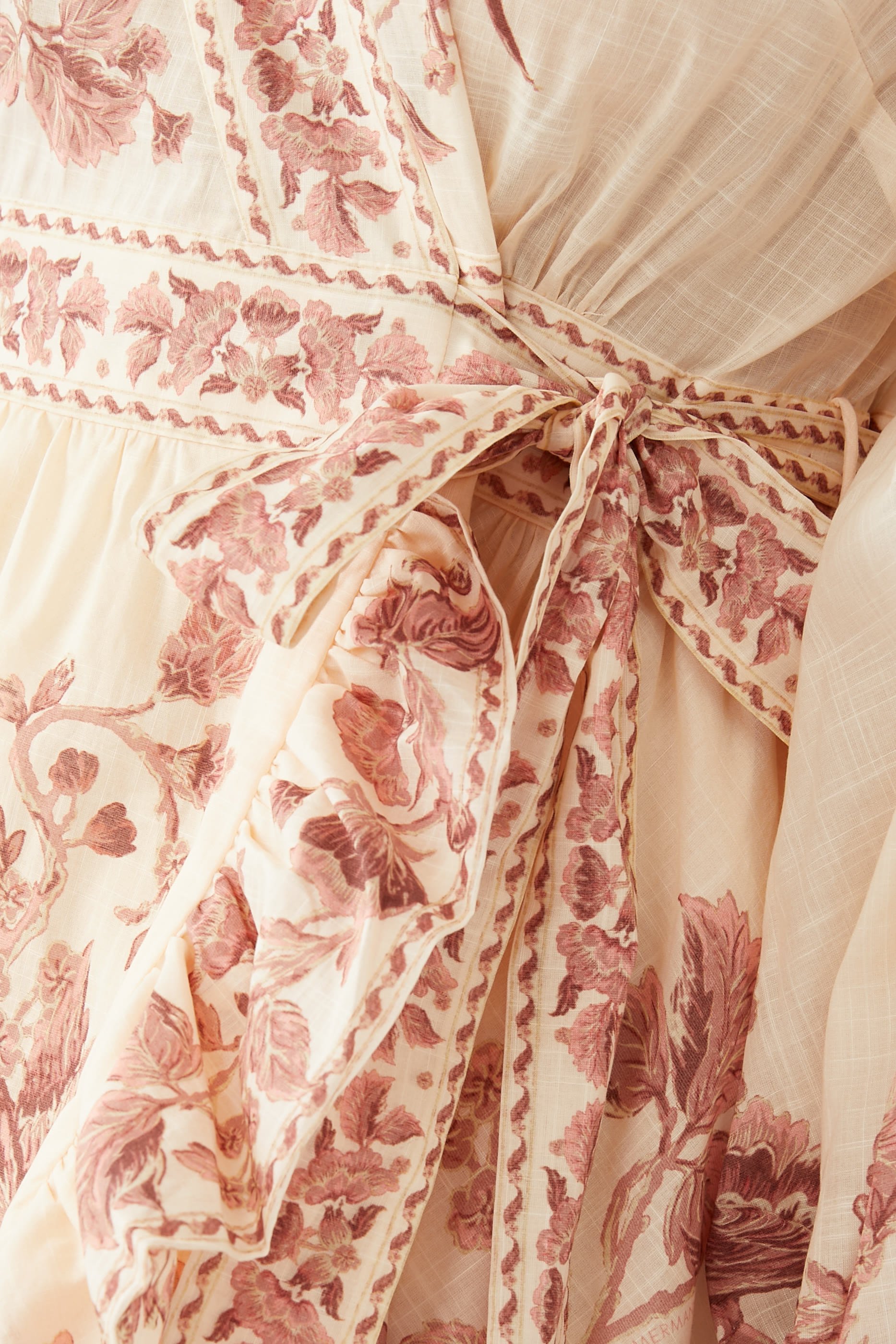 فستان ويفرلي قصير بتصميم ملفوف