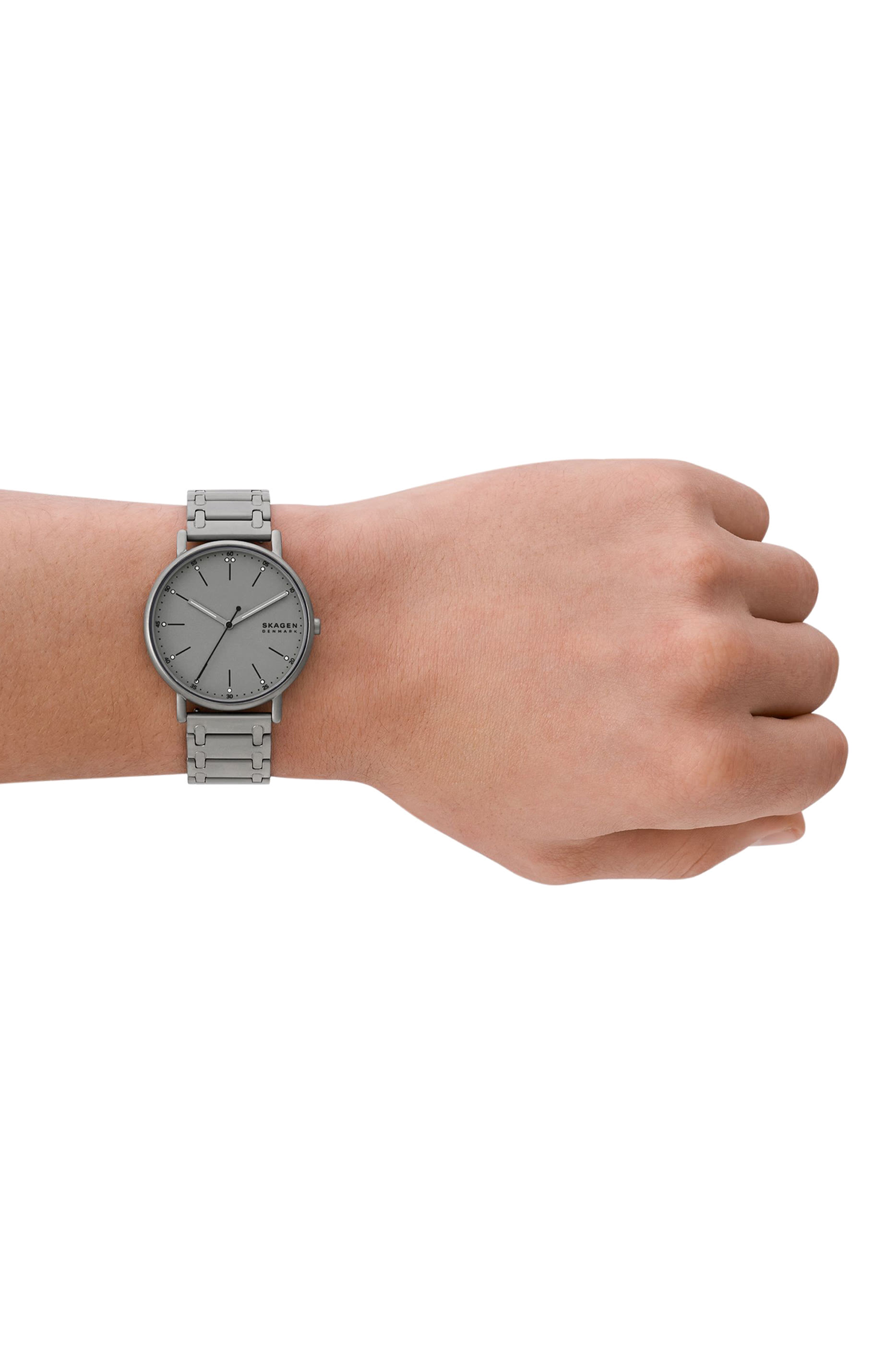 ساعة بثلاث عقارب بشعار الماركة بسوار ستانلس ستيل