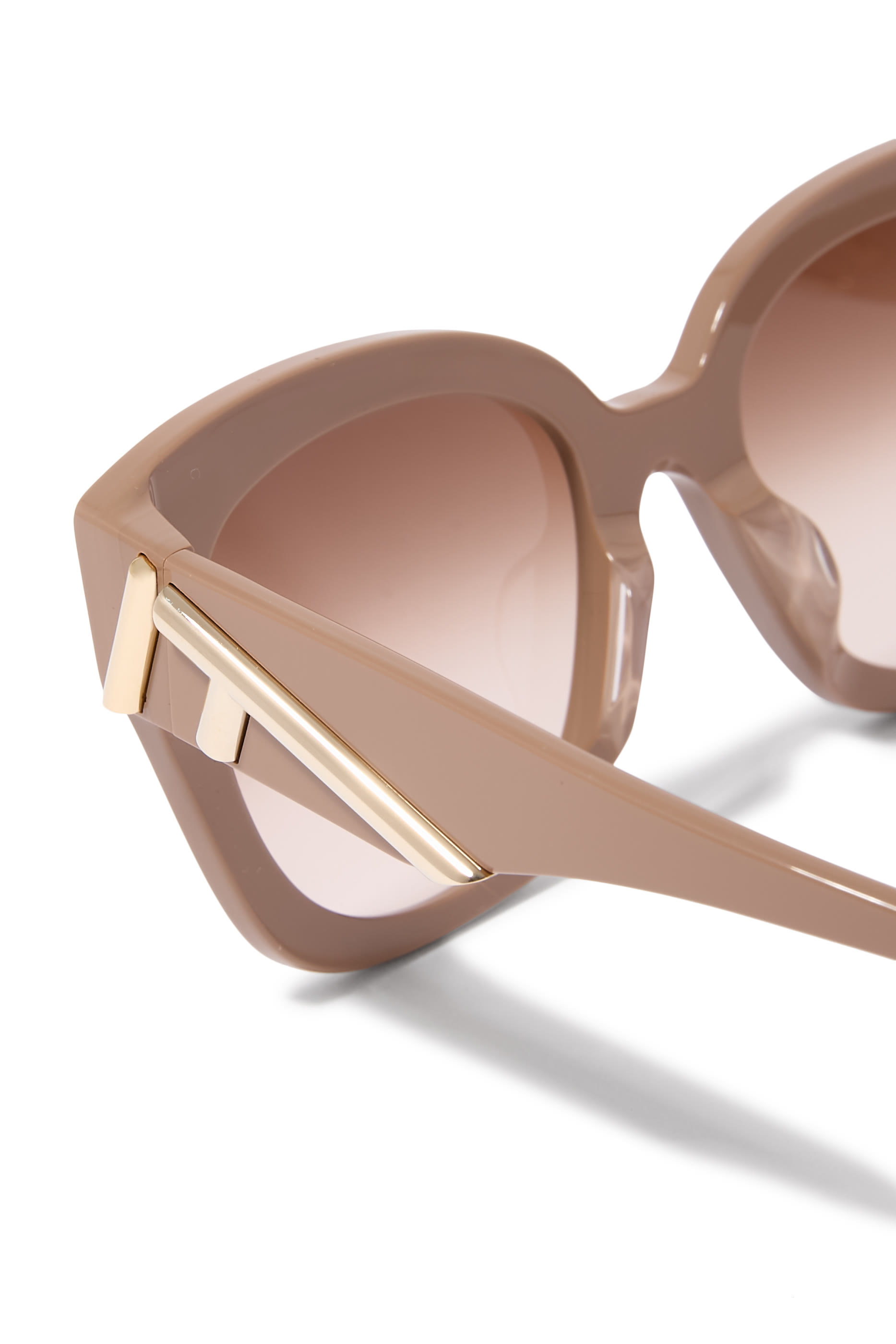 نظارة شمسية بشعار الماركة