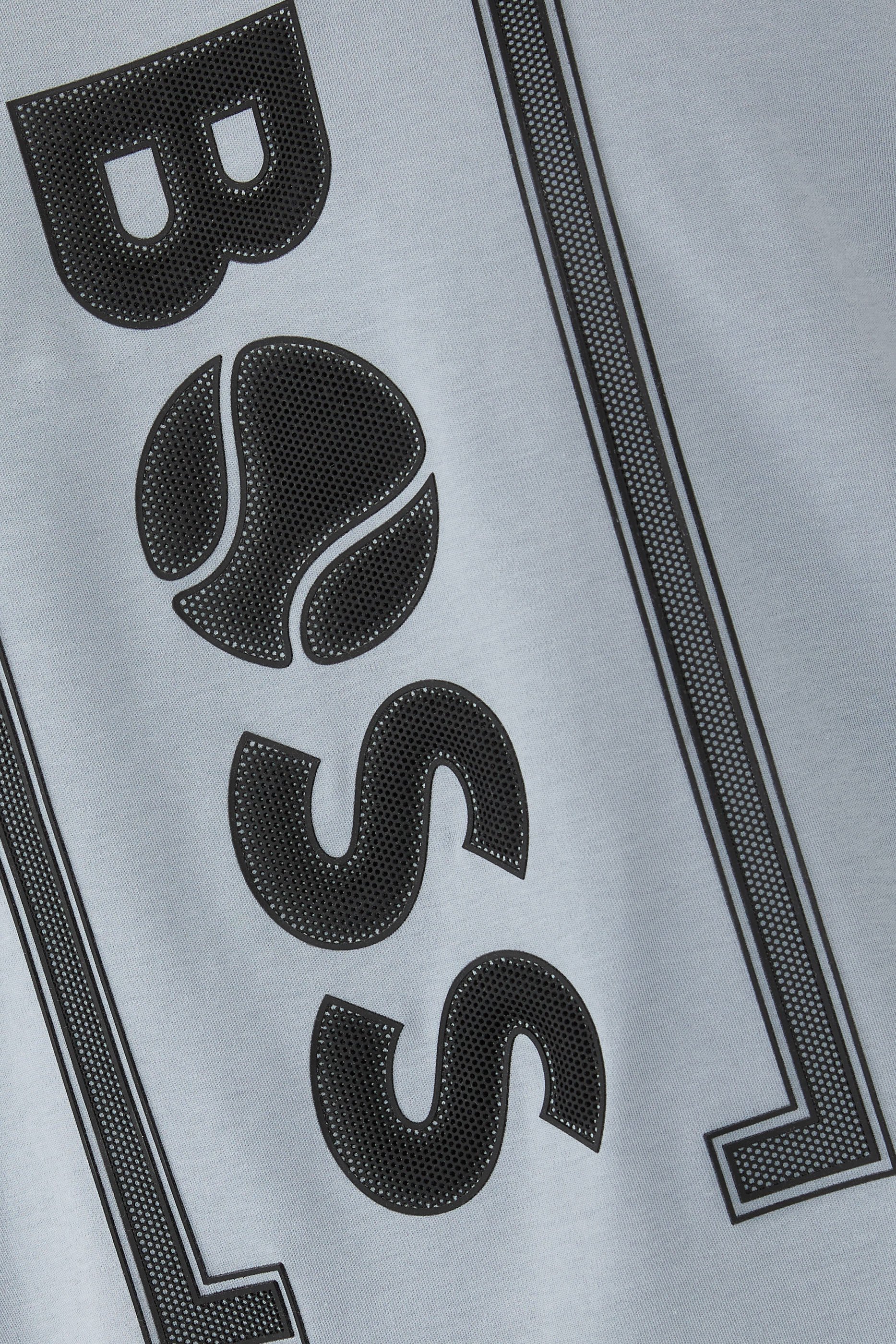 تيشيرت بقصة مريحة بطبعة شبكية مستوحاة من رياضة التنس