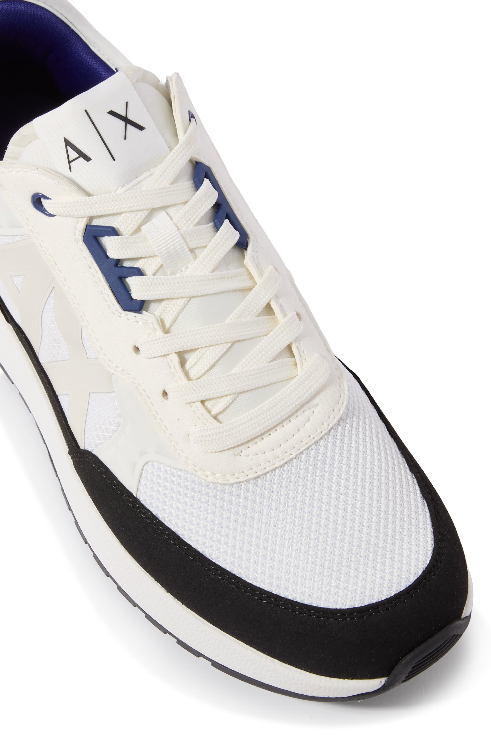 سنيكرز بأربطة وشعار الماركة بملمس بارز