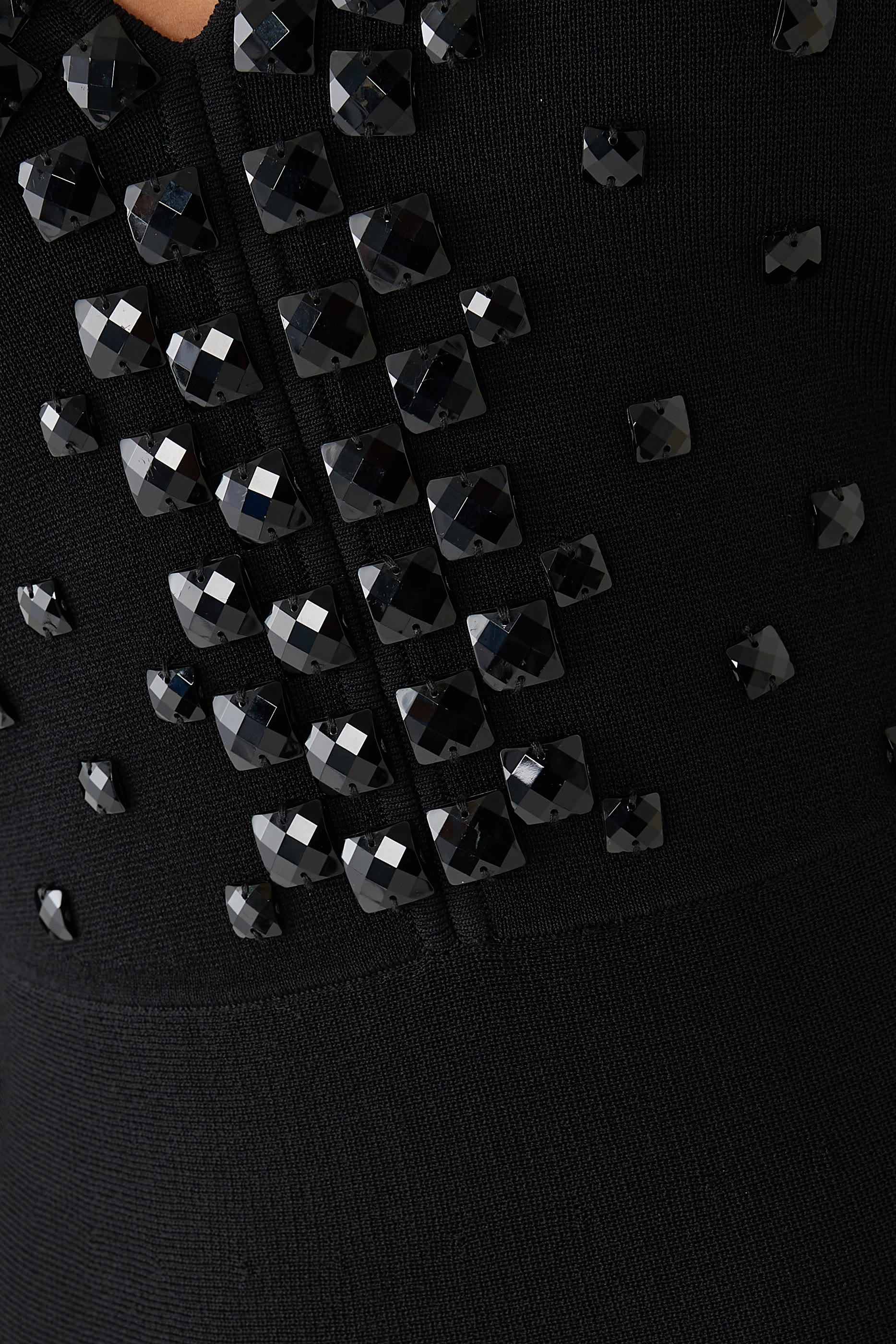 فستان بياقة V وأحجار كابوشون قماش ميلانو محاك