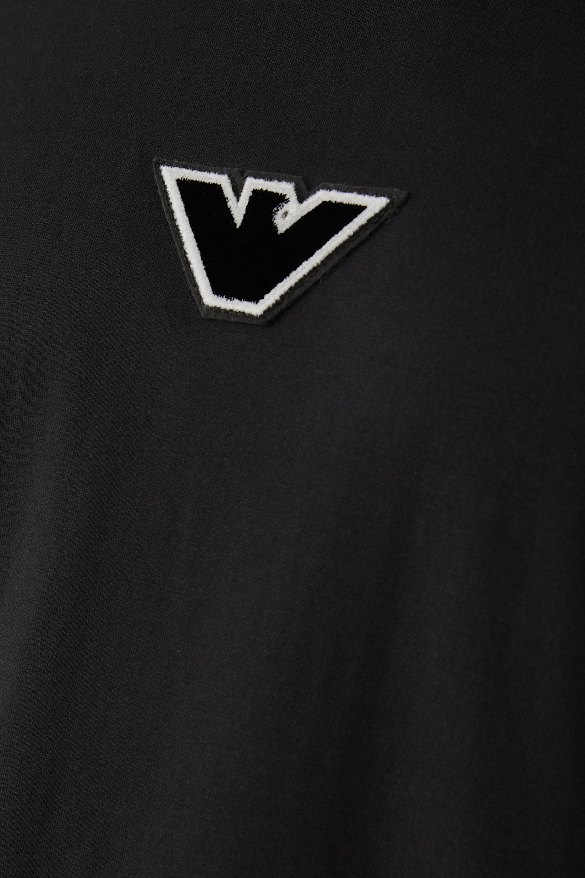 تيشيرت بأكمام قصيرة وشعار النسر