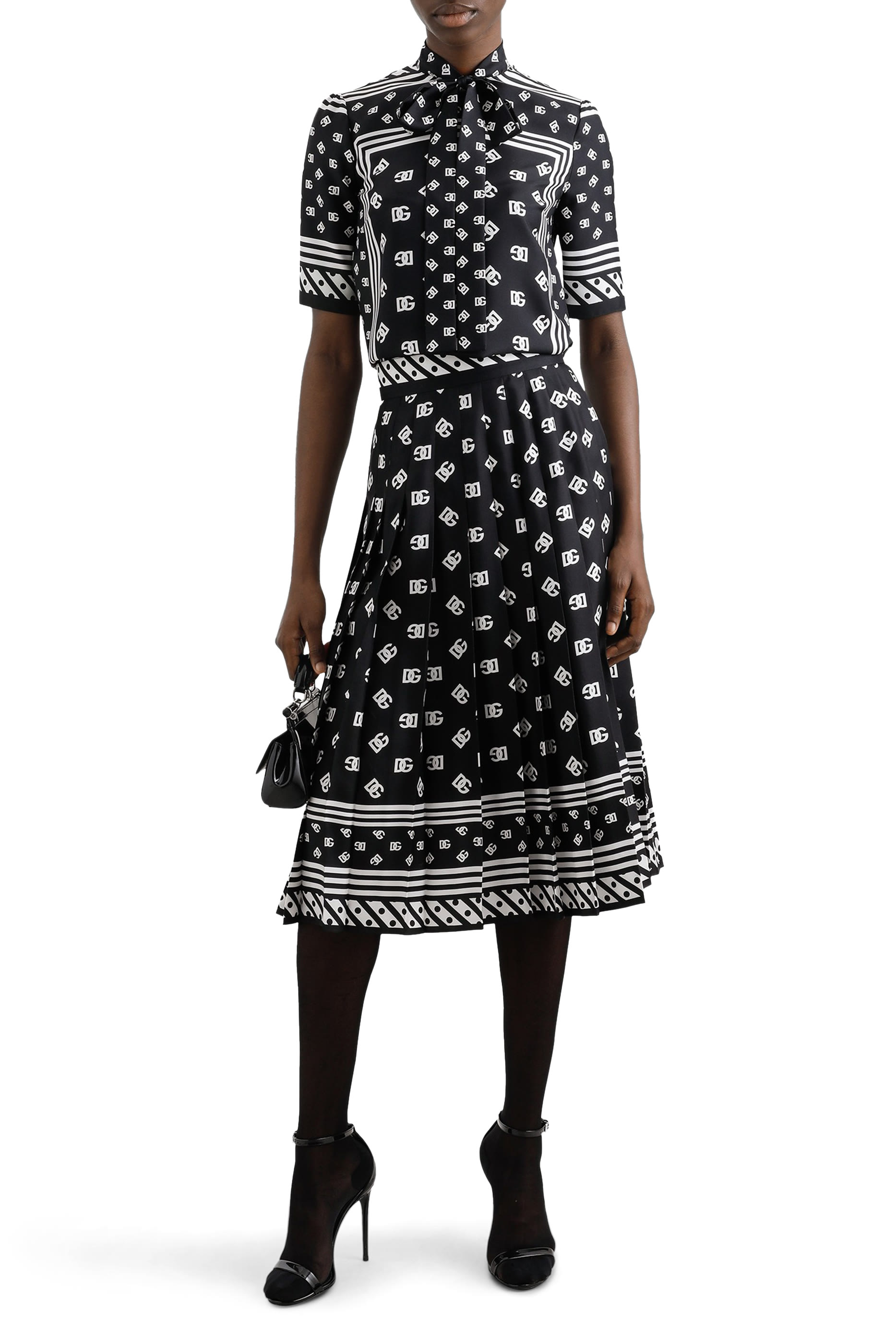 تنورة مزينة كليا بشعار الماركة