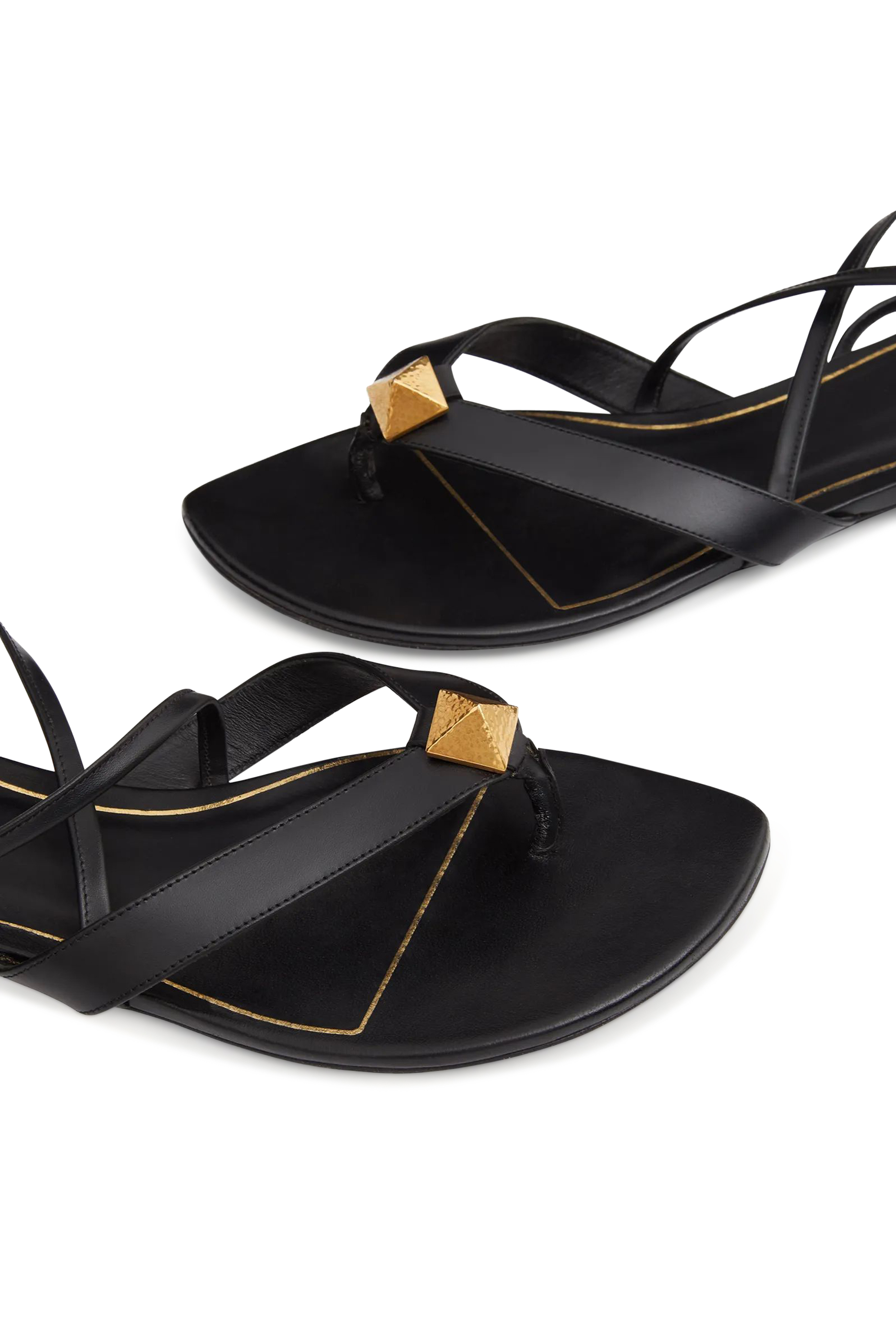 صندل بسيور ملفوفة وحلي هرمية ونعل مسطح جلد