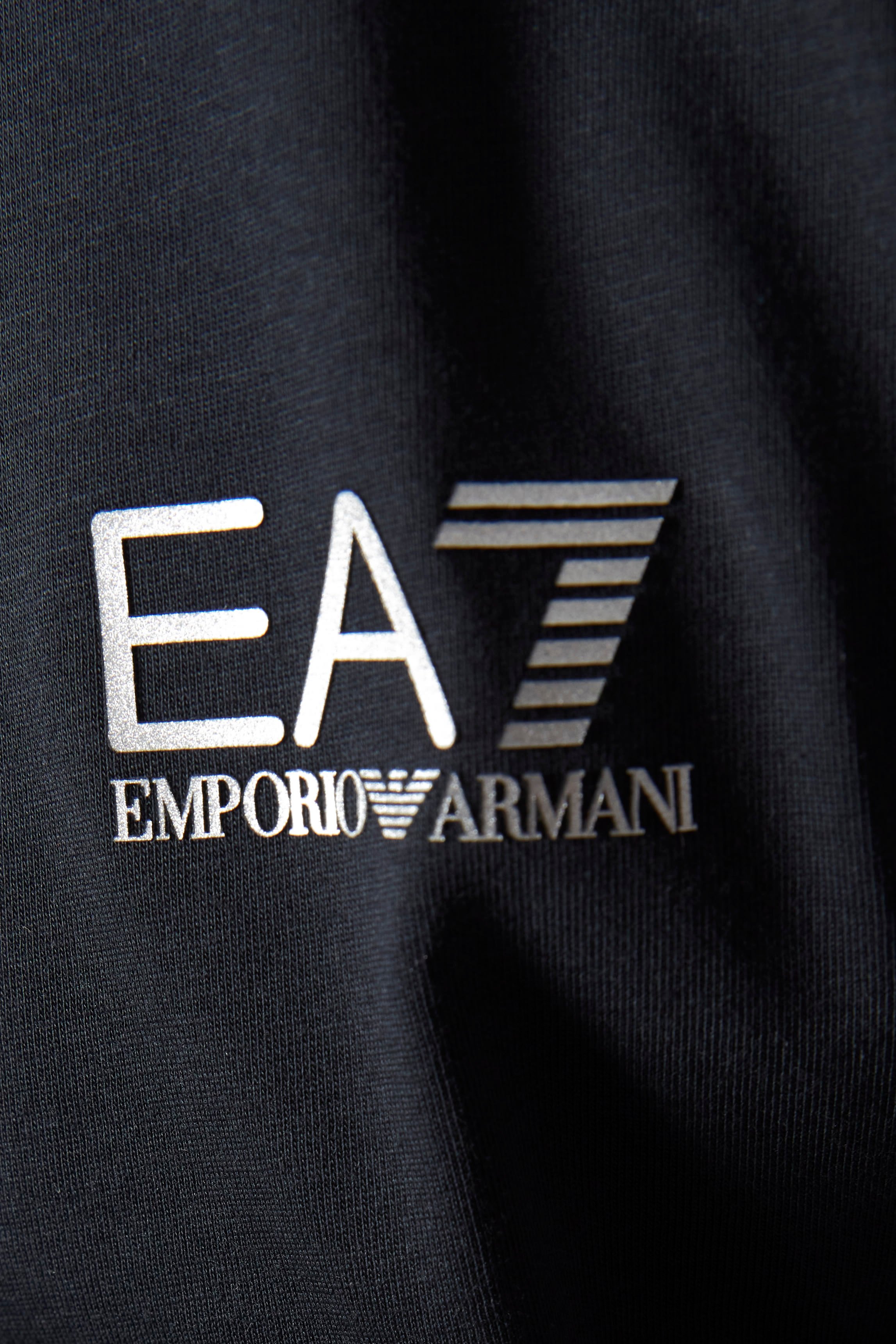 تي شيرت جيرسيه رياضي بشعار EA7