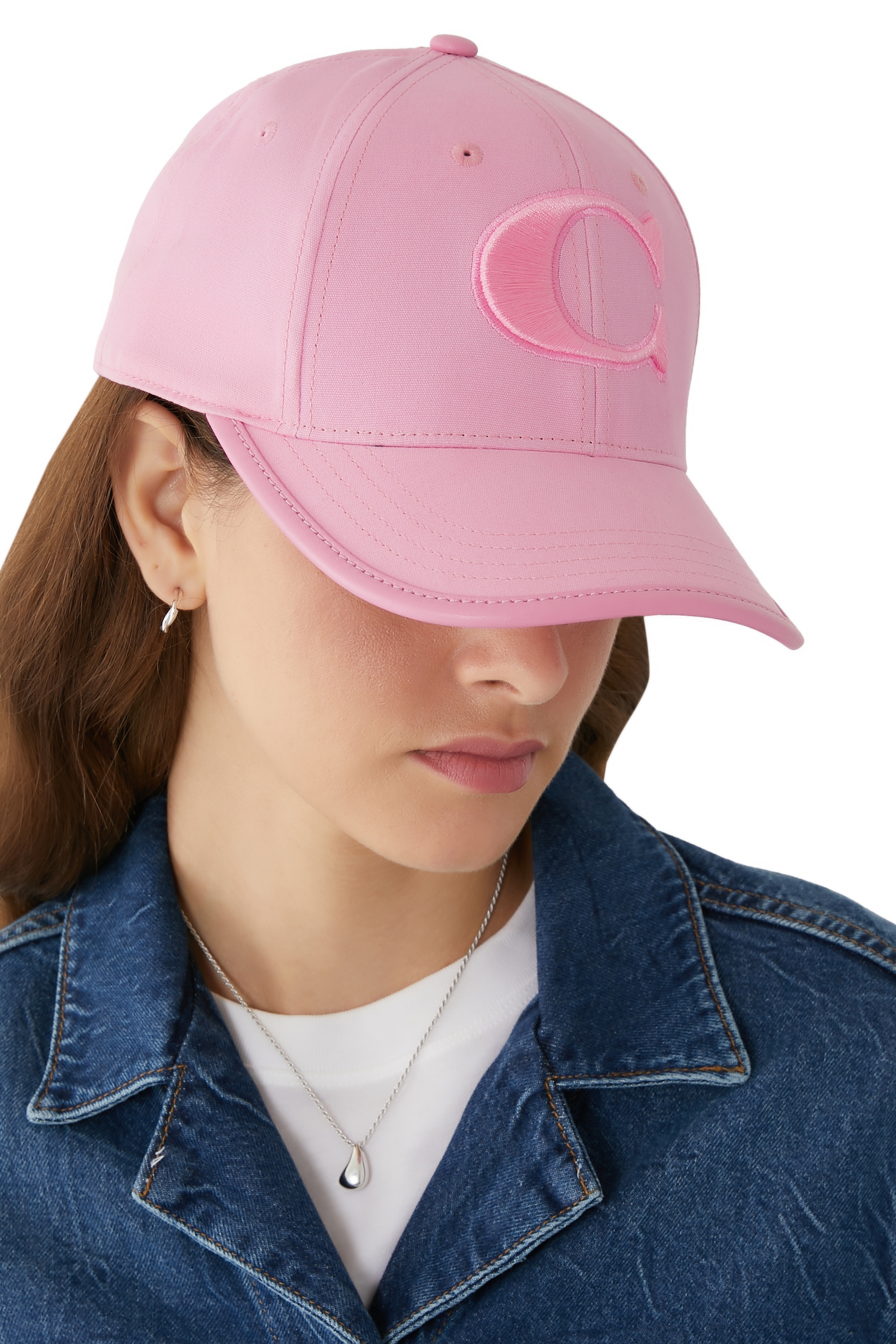 كاب بيسبول بتفاصيل شعار الماركة قماش قنب