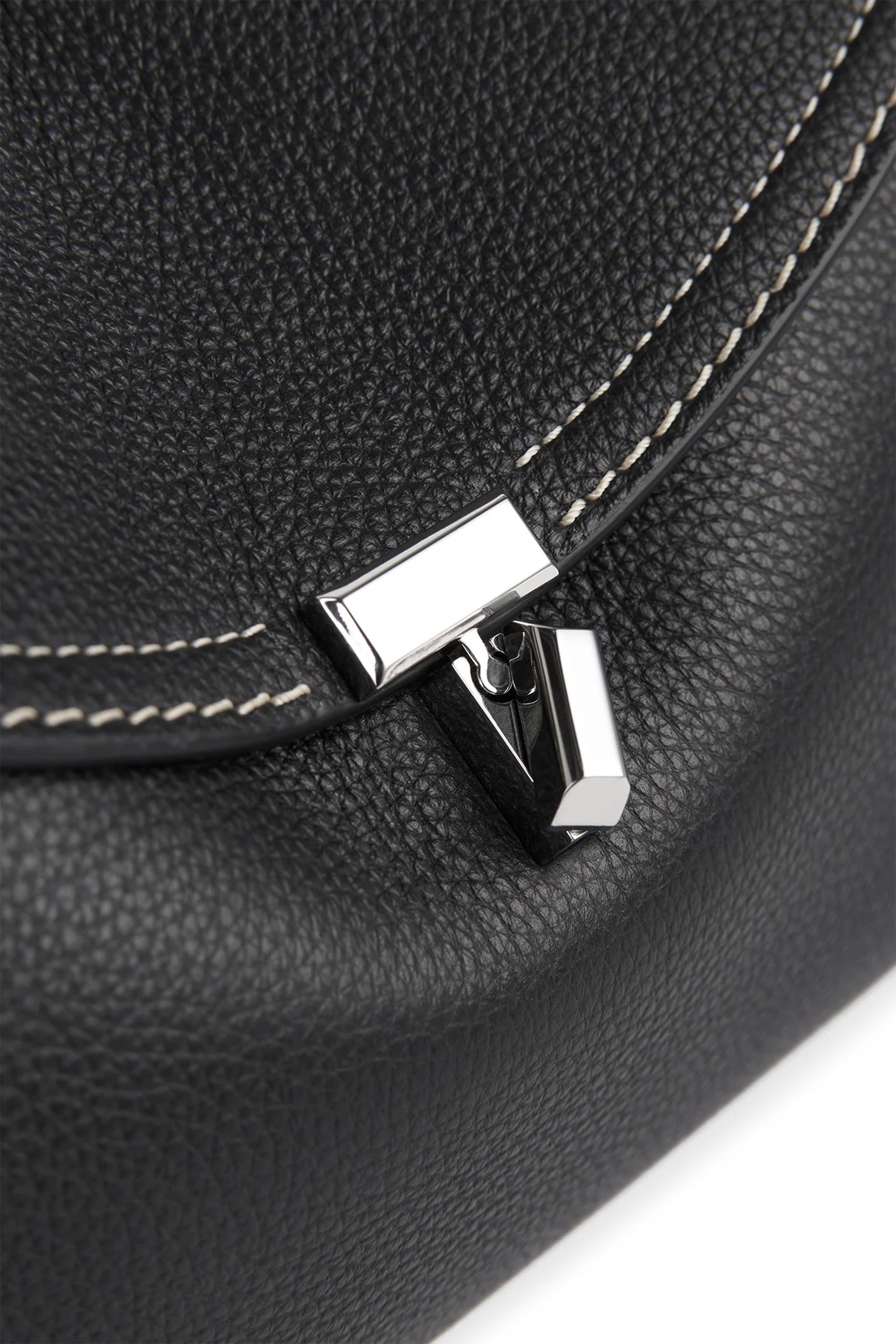 كلاتش بقفل على شكل حرف T جلد بارز الملمس