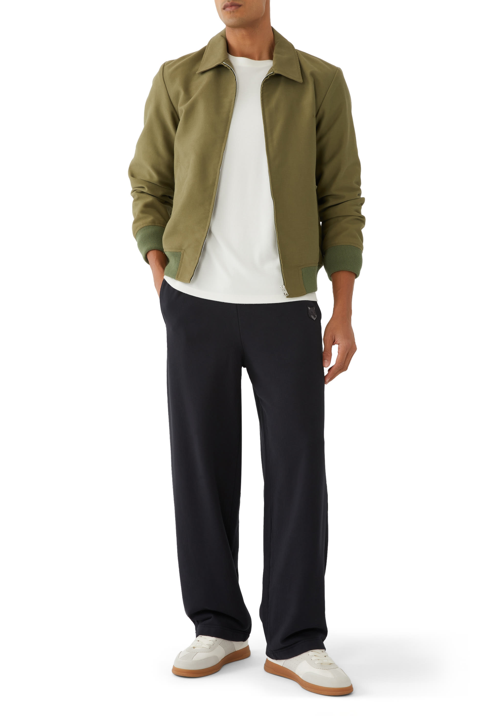 بنطال رياضي بقصة مريحة ورقعة شعار الماركة