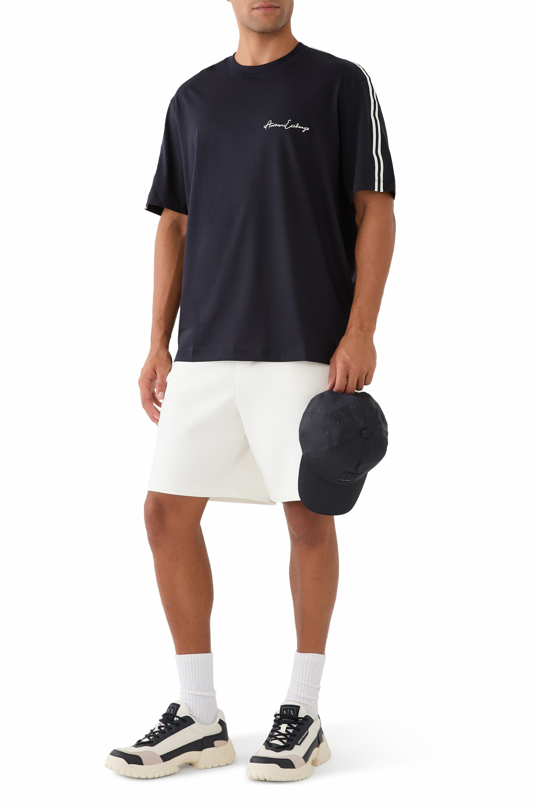 تيشيرت بياقة ضيقة وشعار الماركة