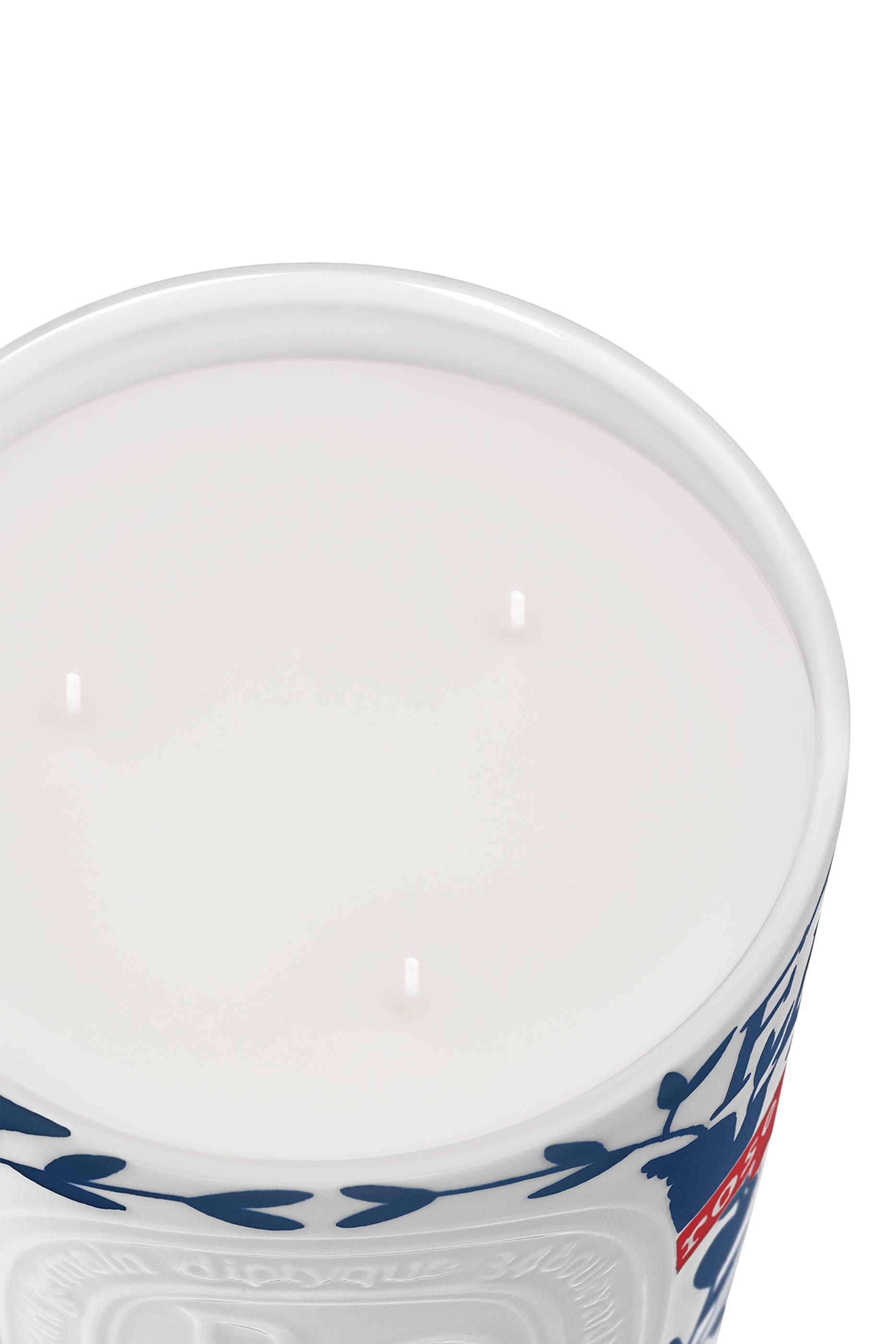 شمعة معطرة برائحة الورود بإصدار لعيد الحب