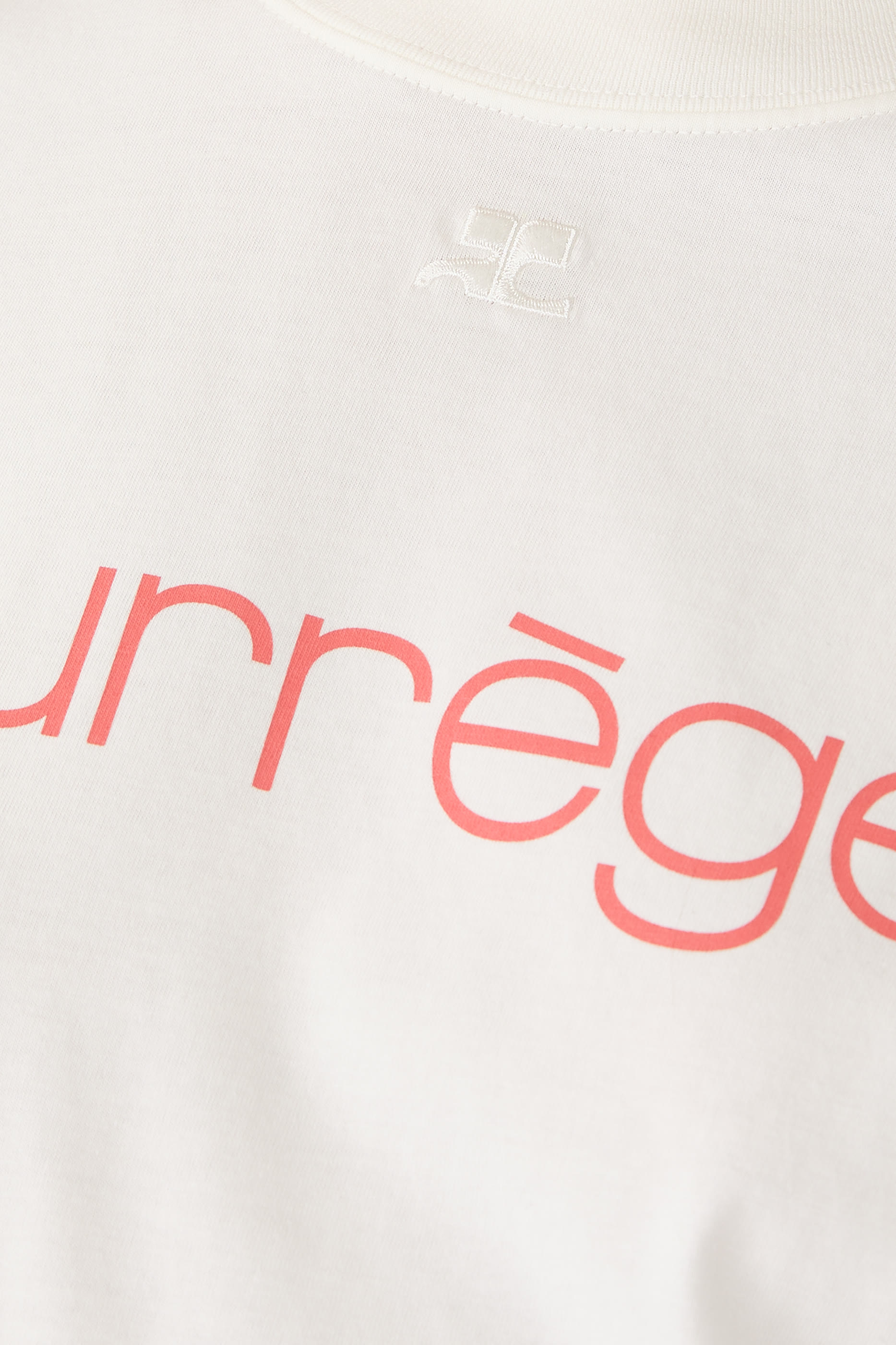 تيشيرت بقصة ضيقة عند الخصر ونقشة شعار الماركة