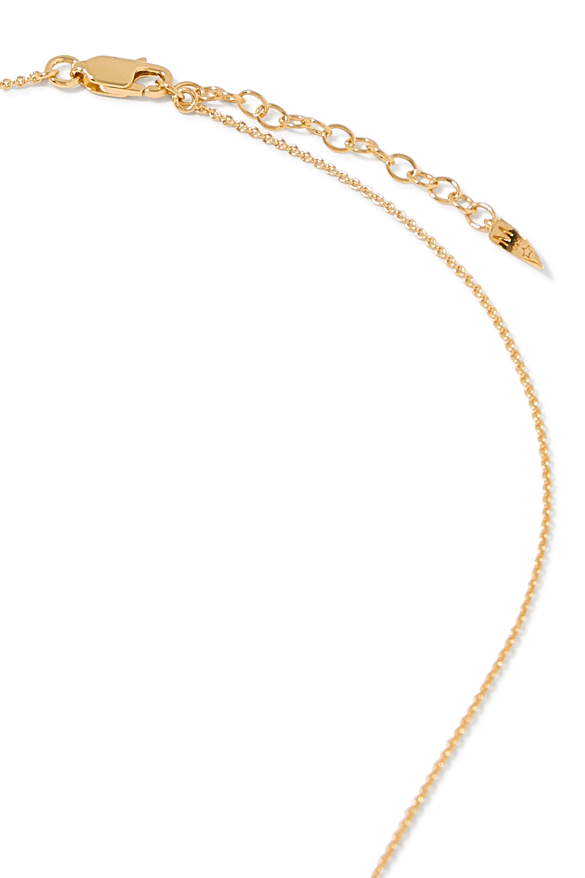 قلادة بدلاية صغيرة بتصميم حرف أو بحواف متموجة منصهرة، فضة استرلينية معاد تدويرها مطلية بذهب عيار 18